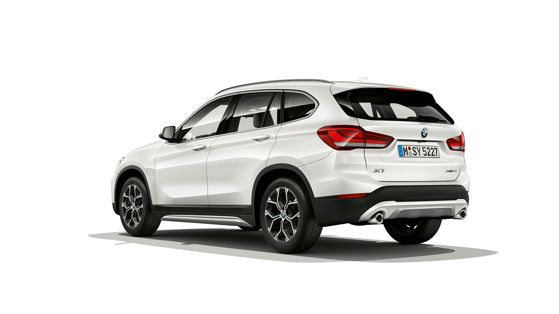 BMW X1, modelis xLine, trijų ketvirčių vaizdas iš galo. BMW X1, modelis xLine, trijų ketvirčių vaizdas iš galo baltame fone.