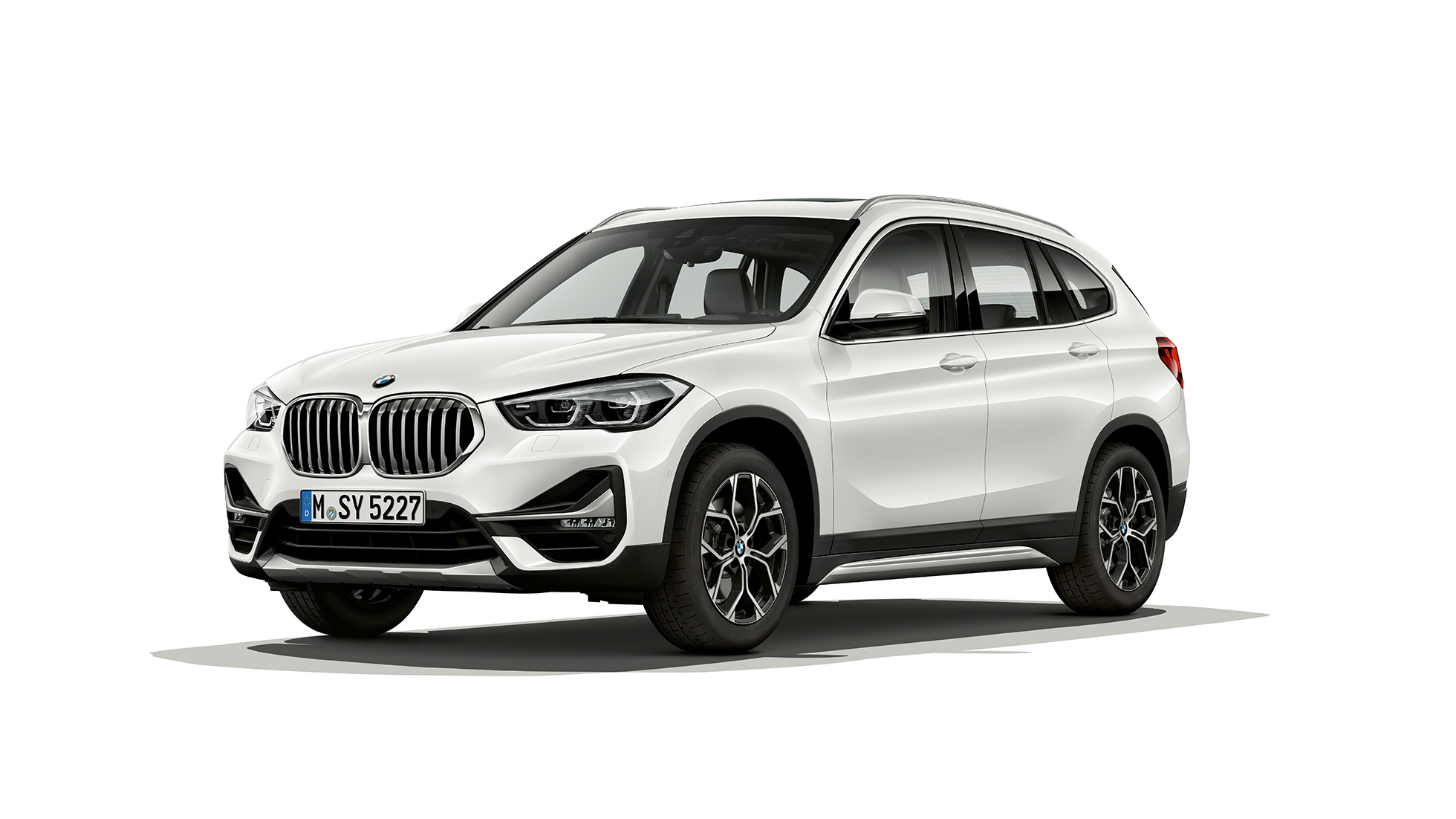 BMW X1, modelis xLine, trijų ketvirčių vaizdas iš priekio. BMW X1, modelis xLine, trijų ketvirčių vaizdas iš priekio baltame fone.