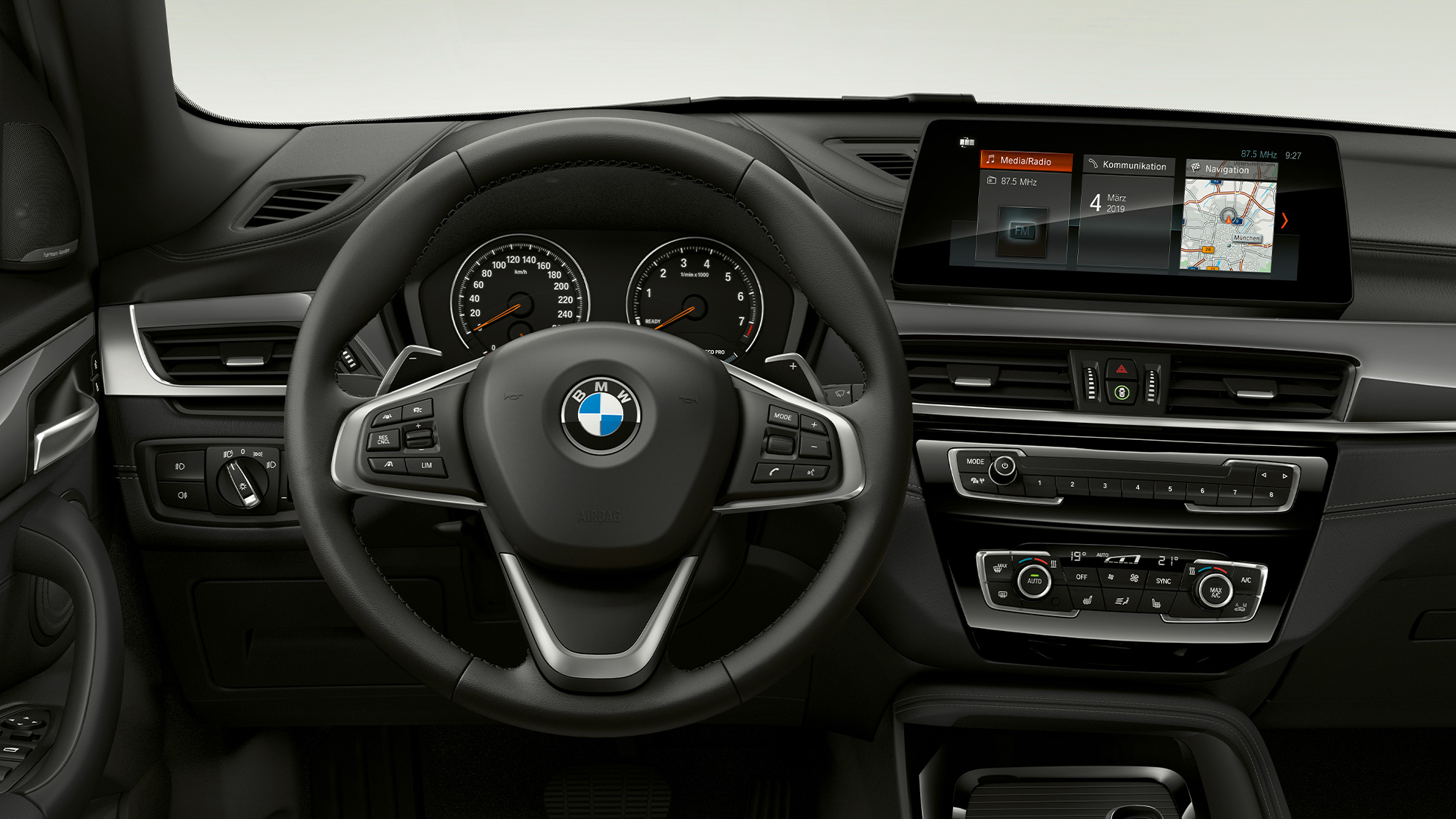 BMW X1, modelis xLine, interjeras. BMW X1, modelis xLine, interjeras su vairuotojo erdve stambiu planu.