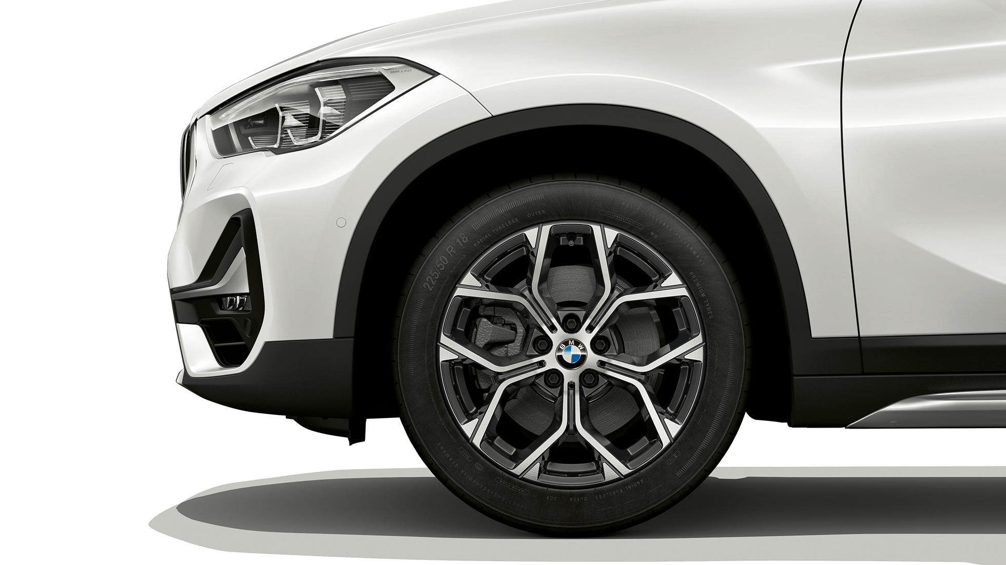 BMW X1, modelis xLine, lengvojo lydinio ratlankis. BMW X1, modelis xLine, šoninis lengvojo lydinio ratlankio vaizdas stambiu planu.