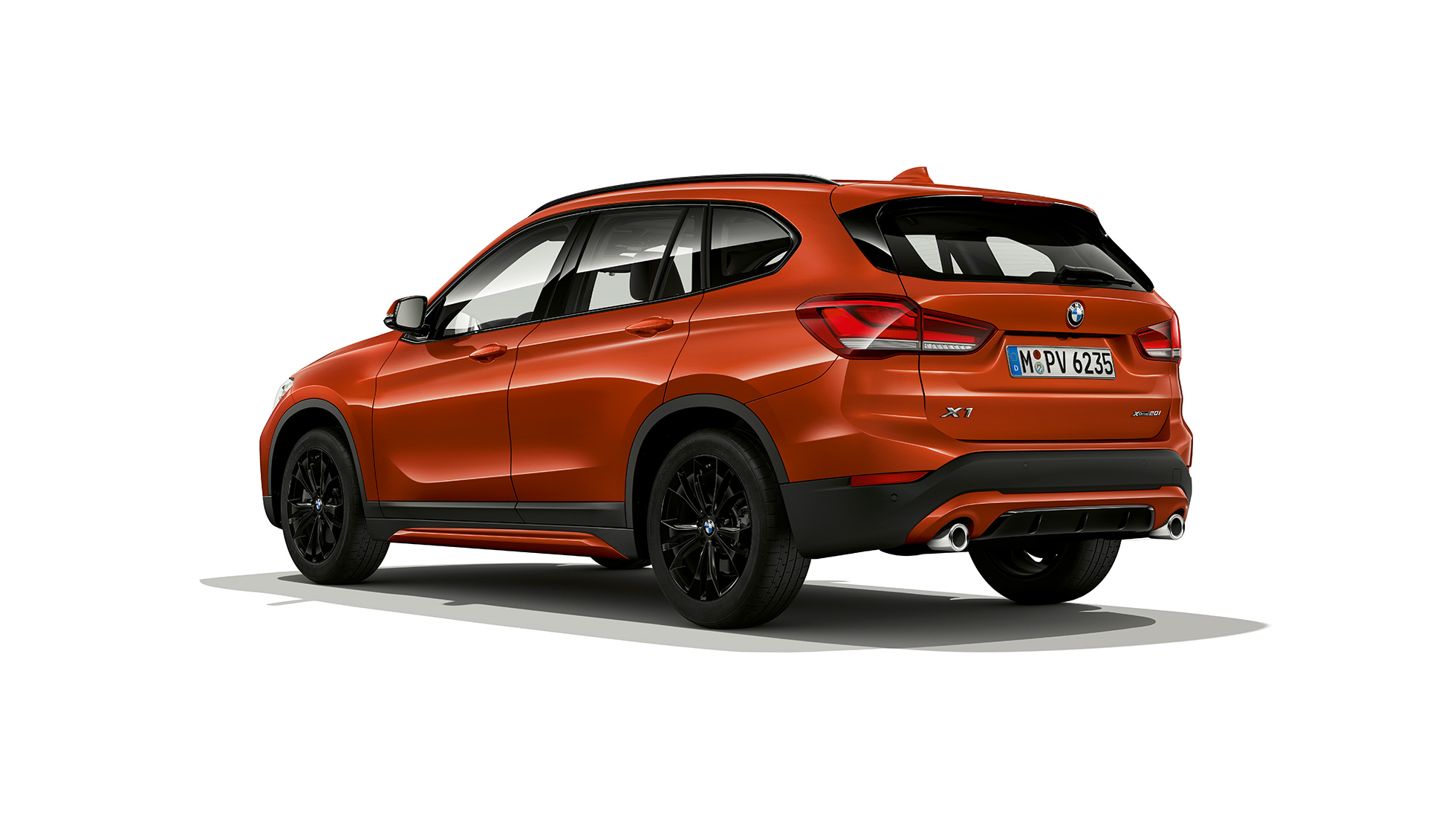 BMW X1, modelis Sport Line, trijų ketvirčių vaizdas iš galo. BMW X1, modelis Sport Line, trijų ketvirčių vaizdas iš galo baltame fone.