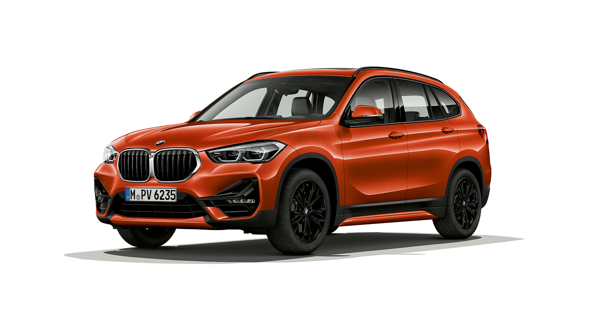 BMW X1, modelis Sport Line, trijų ketvirčių vaizdas iš priekio. BMW X1, modelis Sport Line, trijų ketvirčių vaizdas iš priekio baltame fone.