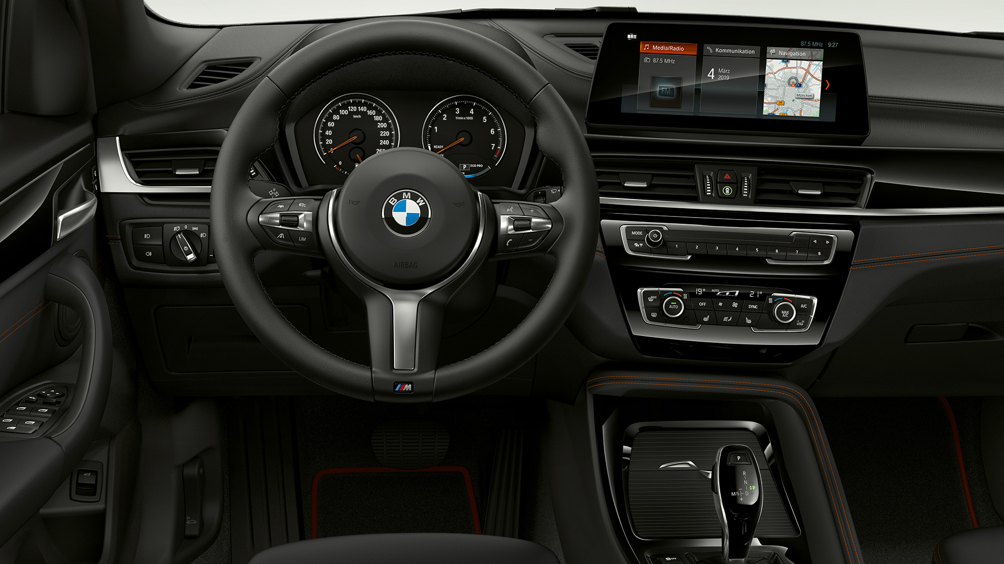 BMW X1, modelis Sport Line, interjeras. BMW X1, modelis Sport Line, interjeras su vairuotojo erdve stambiu planu.