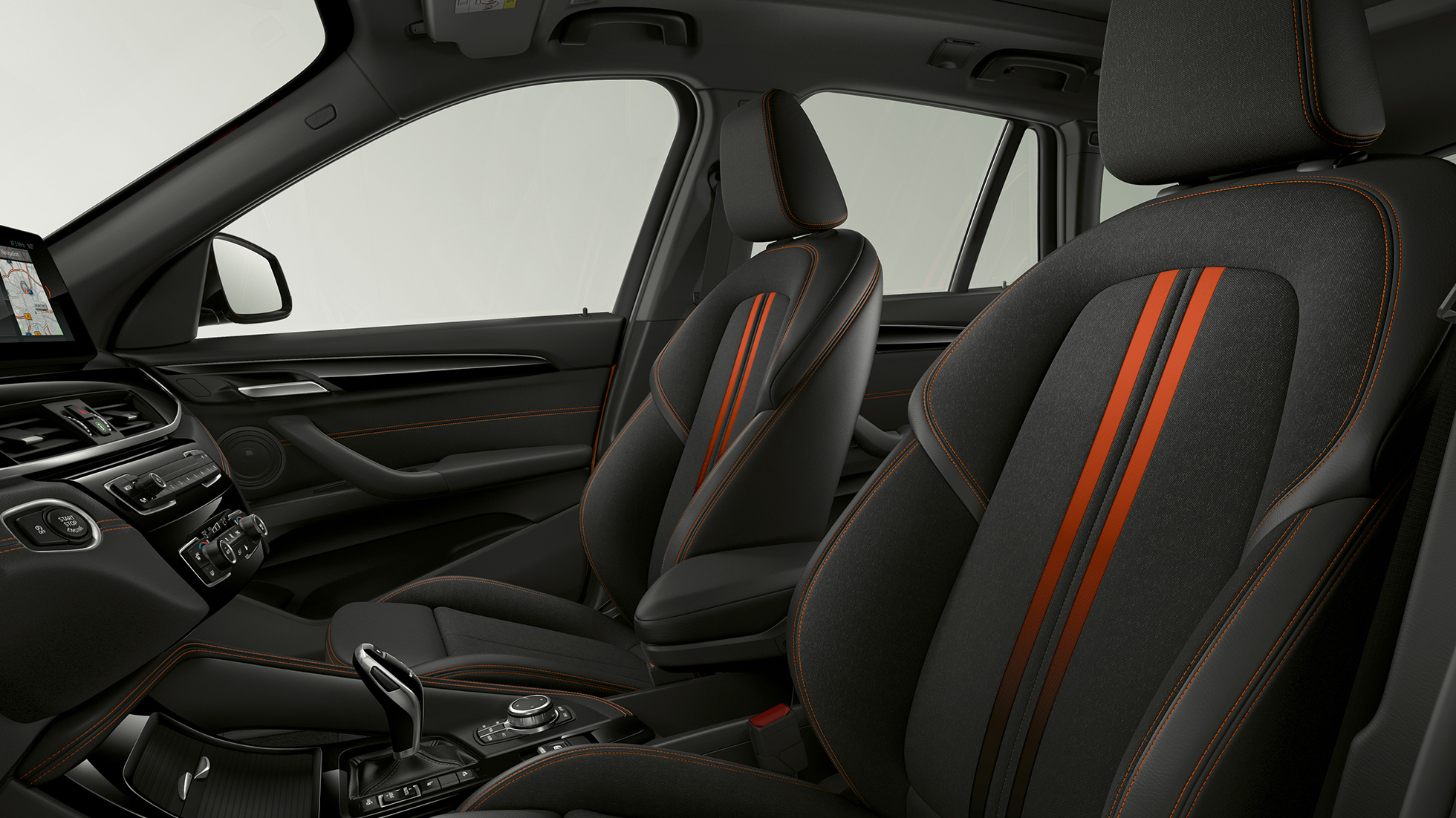 BMW X1, modelis Sport Line, apmušalai. BMW X1, modelis Sport Line, interjeras su apmušalais stambiu planu.