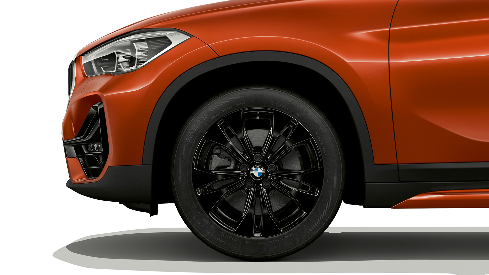 BMW X1, modelis Sport Line, lengvojo lydinio ratlankis. BMW X1, modelis Sport Line, šoninis lengvojo lydinio ratlankio vaizdas iš arti.