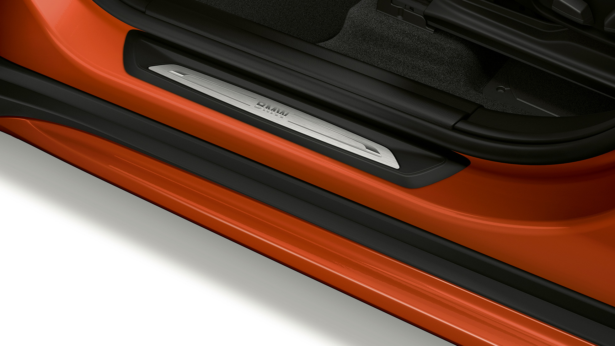BMW X1, modelis Sport Line, durelių slenkstis. BMW X1, modelis Sport Line, šoninis durelių slenksčio vaizdas iš arti.