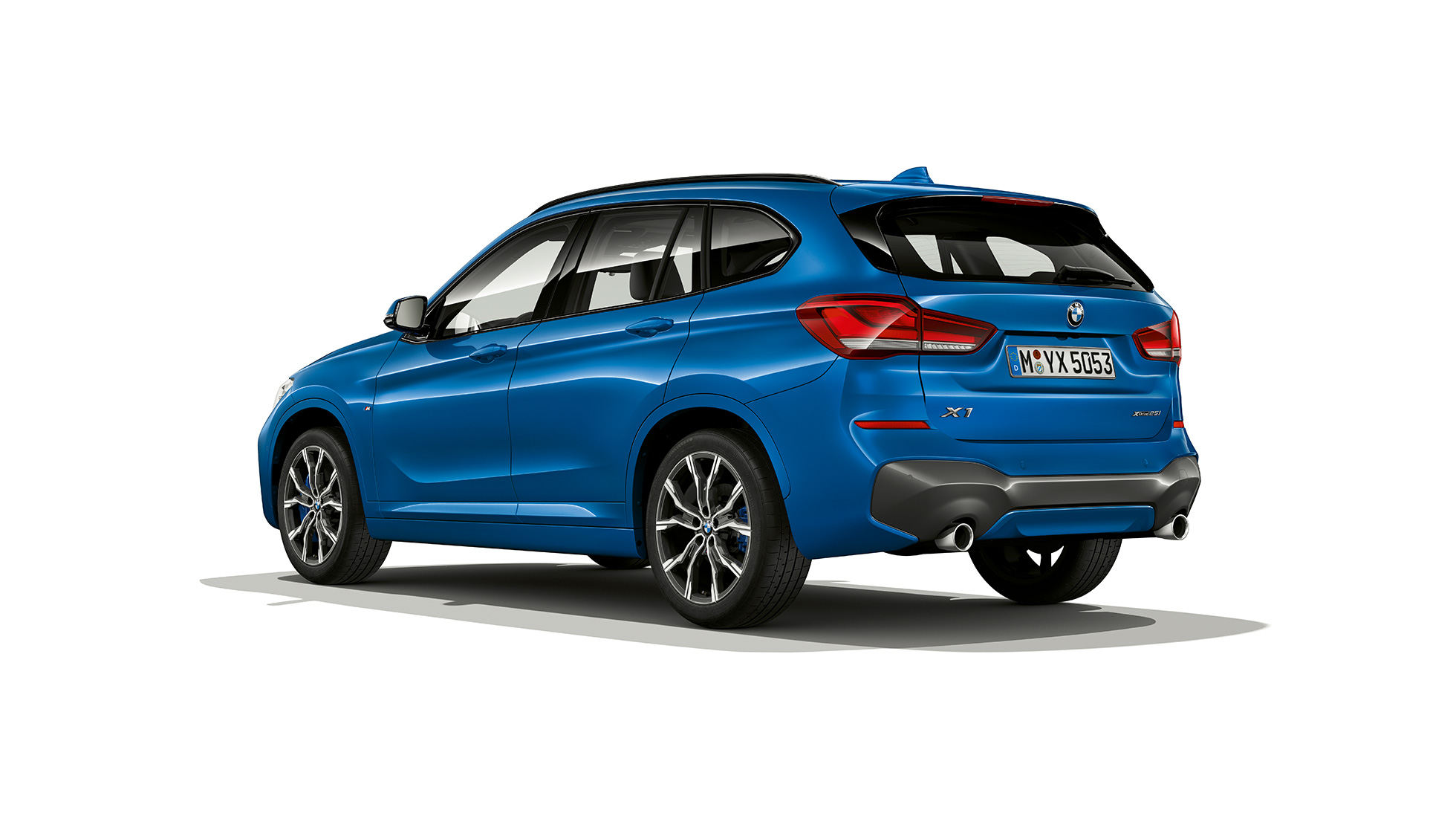 BMW X1, modelis M Sport, trijų ketvirčių vaizdas iš galo. BMW X1, modelis M Sport, trijų ketvirčių vaizdas iš galo baltame fone.
