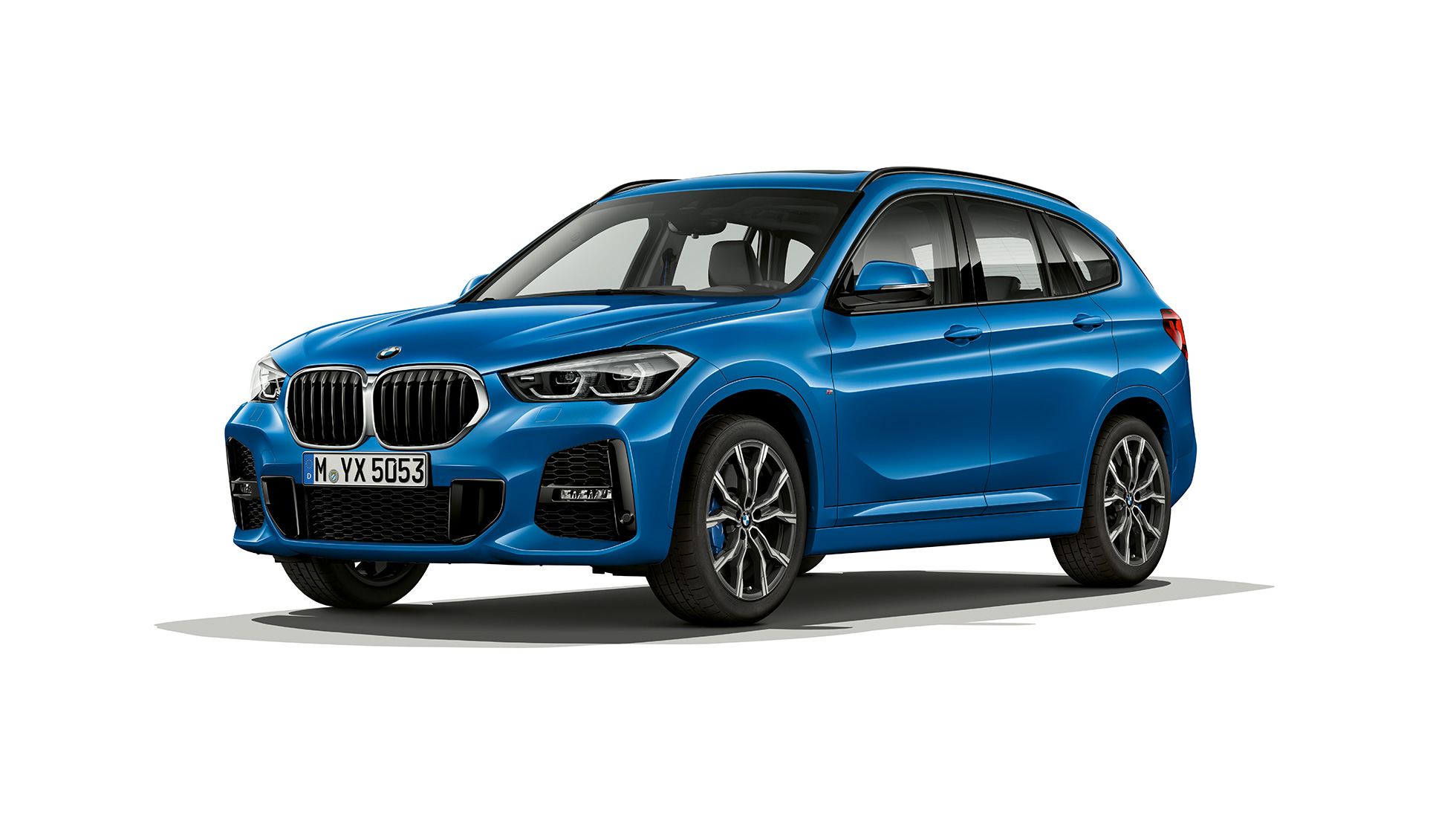 BMW X1, modelis M Sport, trijų ketvirčių vaizdas iš priekio. BMW X1, modelis M Sport, trijų ketvirčių vaizdas iš priekio baltame fone.