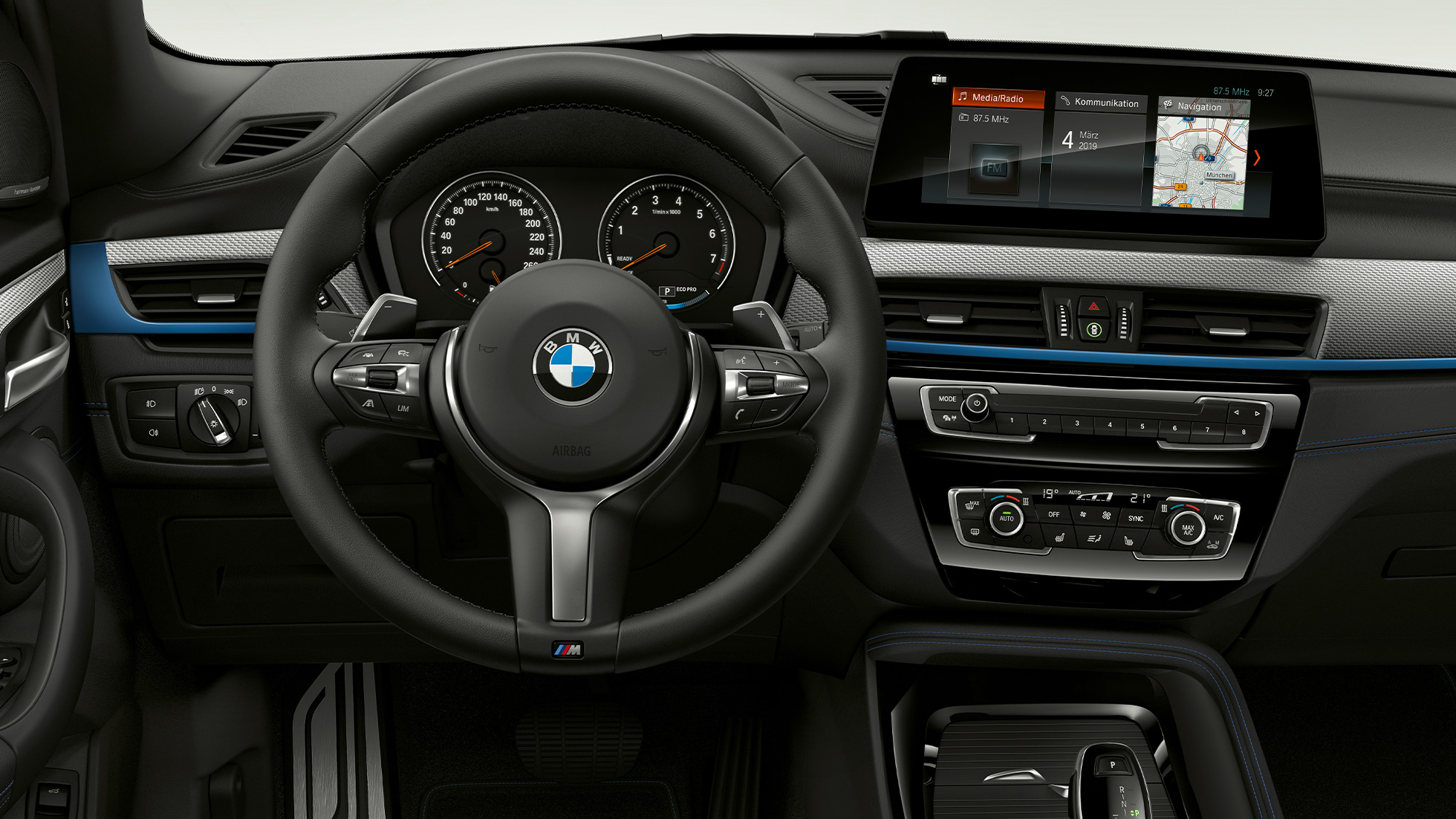 BMW X1, modelis M Sport, interjeras. BMW X1, modelis M Sport, interjeras su vairuotojo erdve stambiu planu.