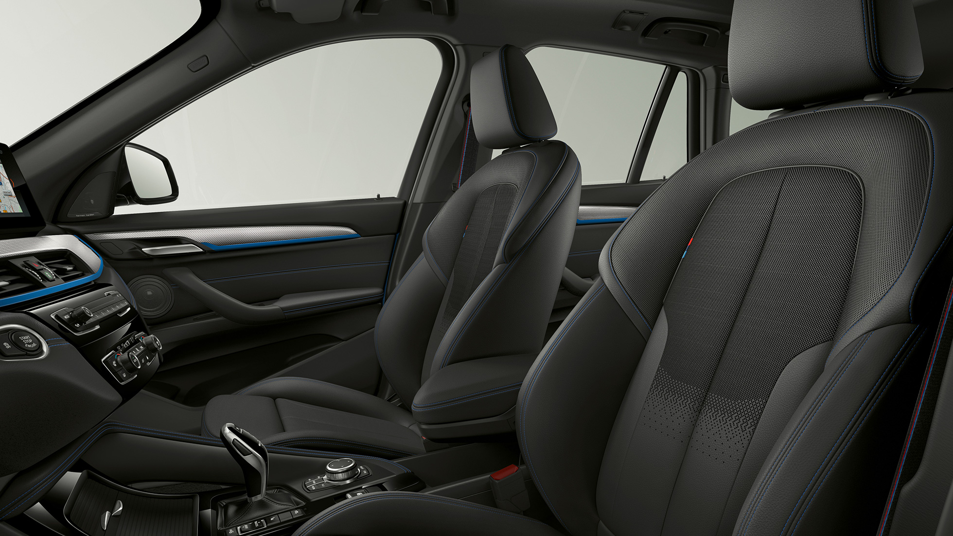 BMW X1, modelis M Sport, apmušalai. BMW X1, modelis M Sport, interjeras su apmušalais stambiu planu.