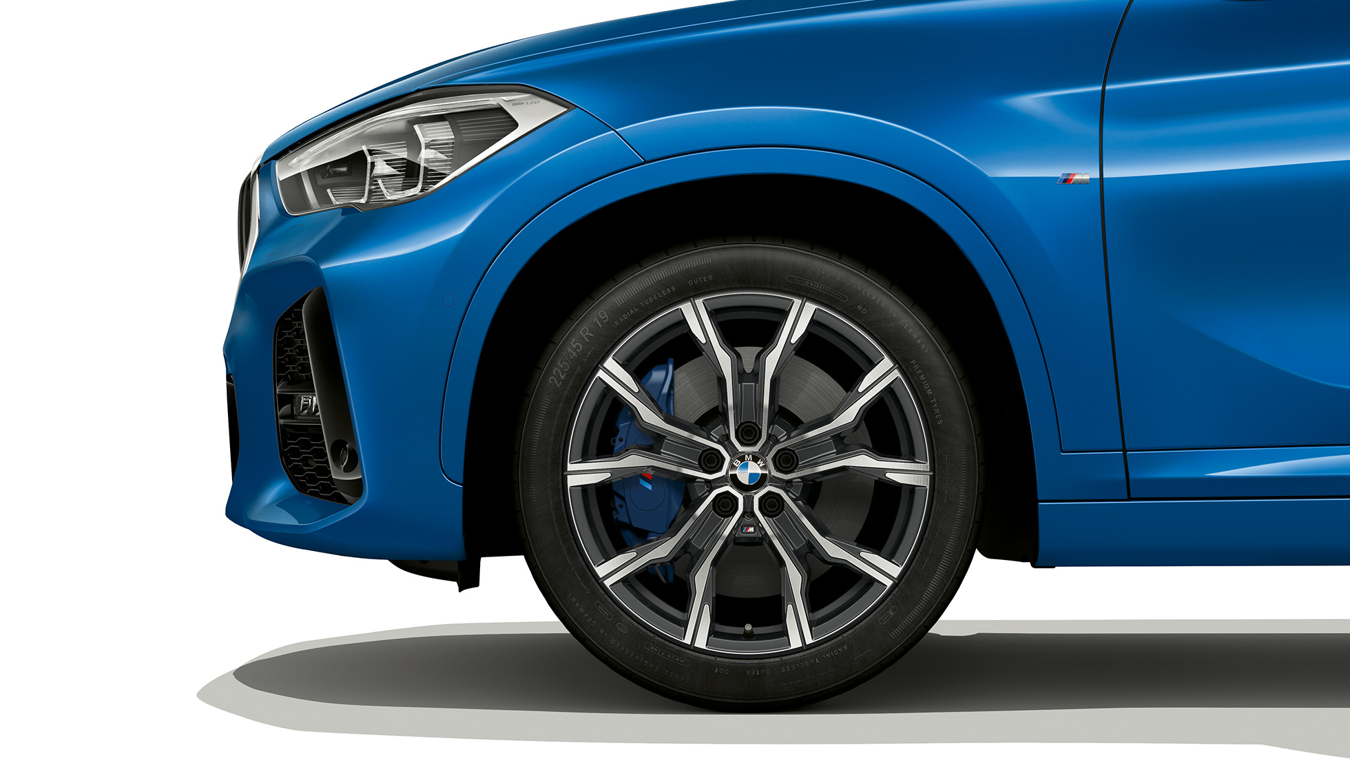 BMW X1, modelis M Sport, lengvojo lydinio ratlankis. BMW X1, modelis M Sport, šoninis lengvojo lydinio ratlankio vaizdas iš arti.