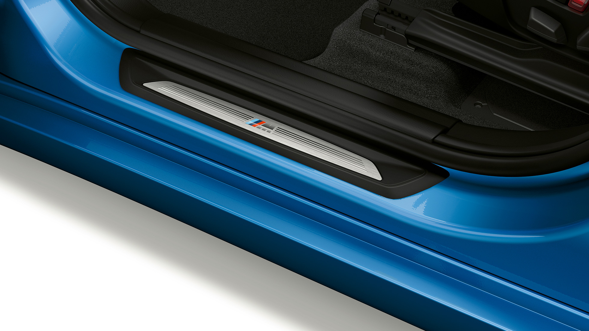 BMW X1, modelis M Sport, durelių slenkstis. BMW X1, modelis M Sport, šoninis durelių slenksčio vaizdas iš arti.