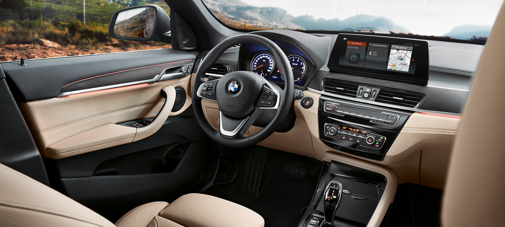 BMW X1, vairuotojo erdvė. BMW X1, interjeras ir vairuotojo erdvė iš arti.
