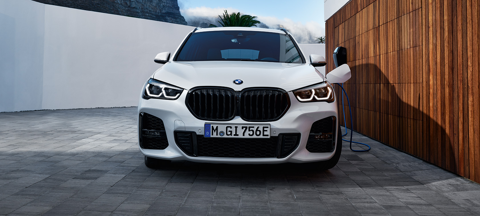 Įkraunamas hibridinis BMW X1 xDrive25e F48, vaizdas iš priekio Įkraunamas hibridinis BMW X1 xDrive25e F48, įkraunamo automobilio vaizdas iš priekio