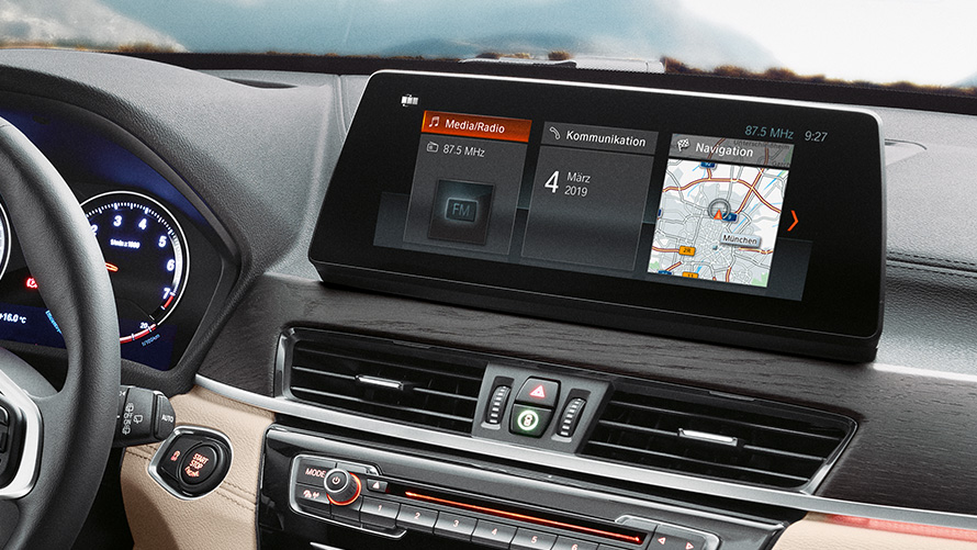 BMW X1 10,25 colių liečiamas valdymo ekranas. BMW X1 interjeras, 10,25 colių liečiamo valdymo ekrano vaizdas.