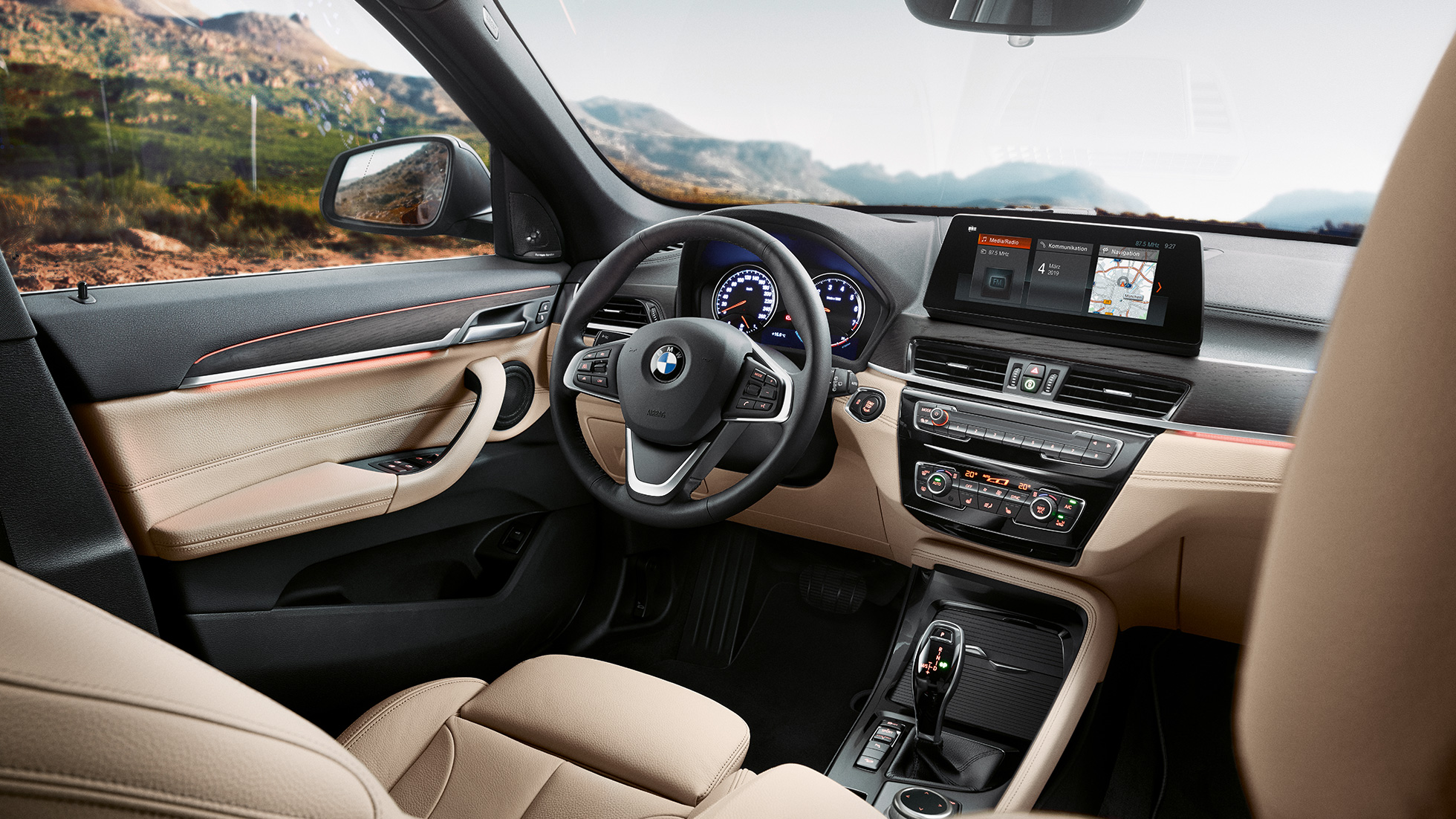 BMW X1 interjeras, vairuotojo erdė. BMW X1 interjeras, 10,25 colių valdymo ekrano vaizdas vairuotojo erdėje.