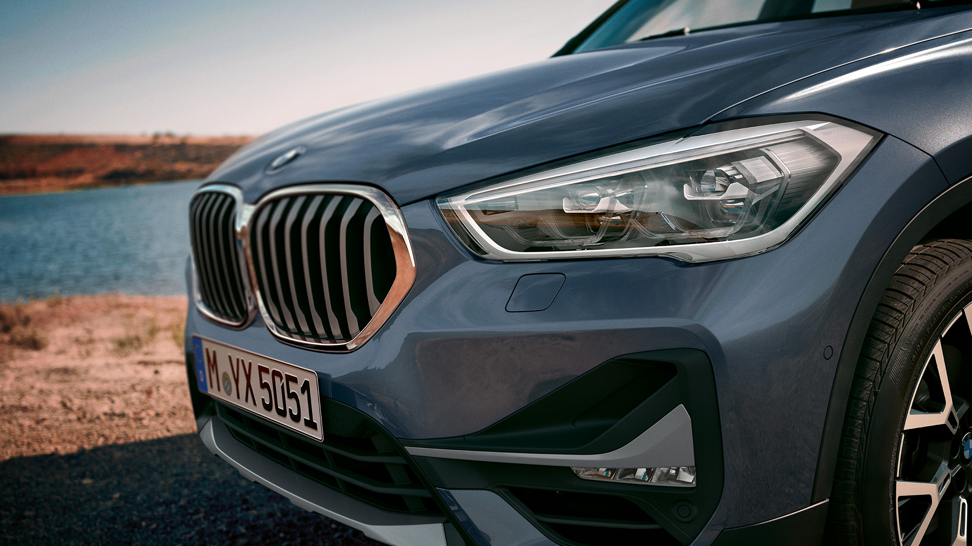 BMW X1, adaptyvūs LED priekiniai žibintai. BMW X1, adaptyviųjų LED priekinių žibintų vaizdas iš arti.