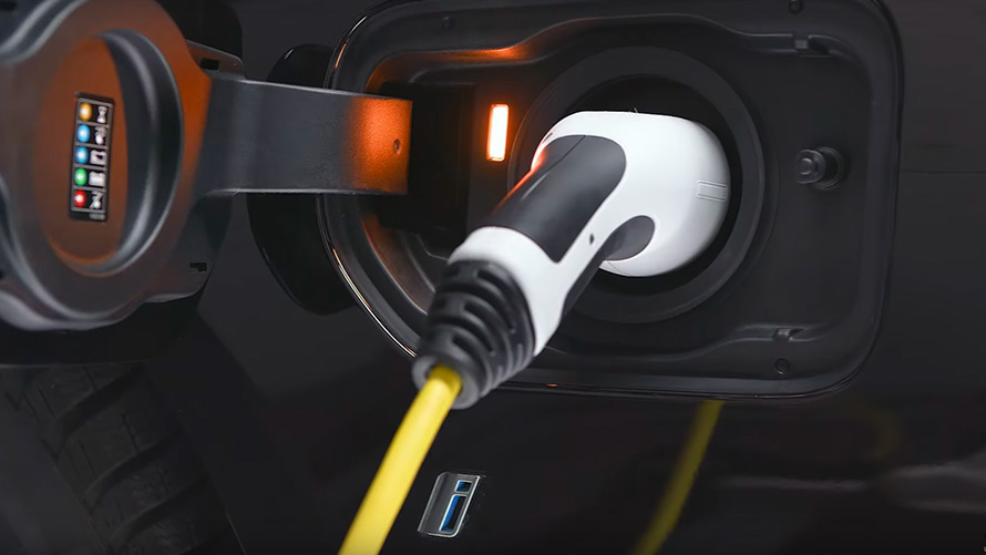 BMW įkraunamas hibridas prijungtas įkrovimo kabeliu BMW įkraunamas hibridas prijungtas įkrovimo kabeliu, vaizdas iš arti