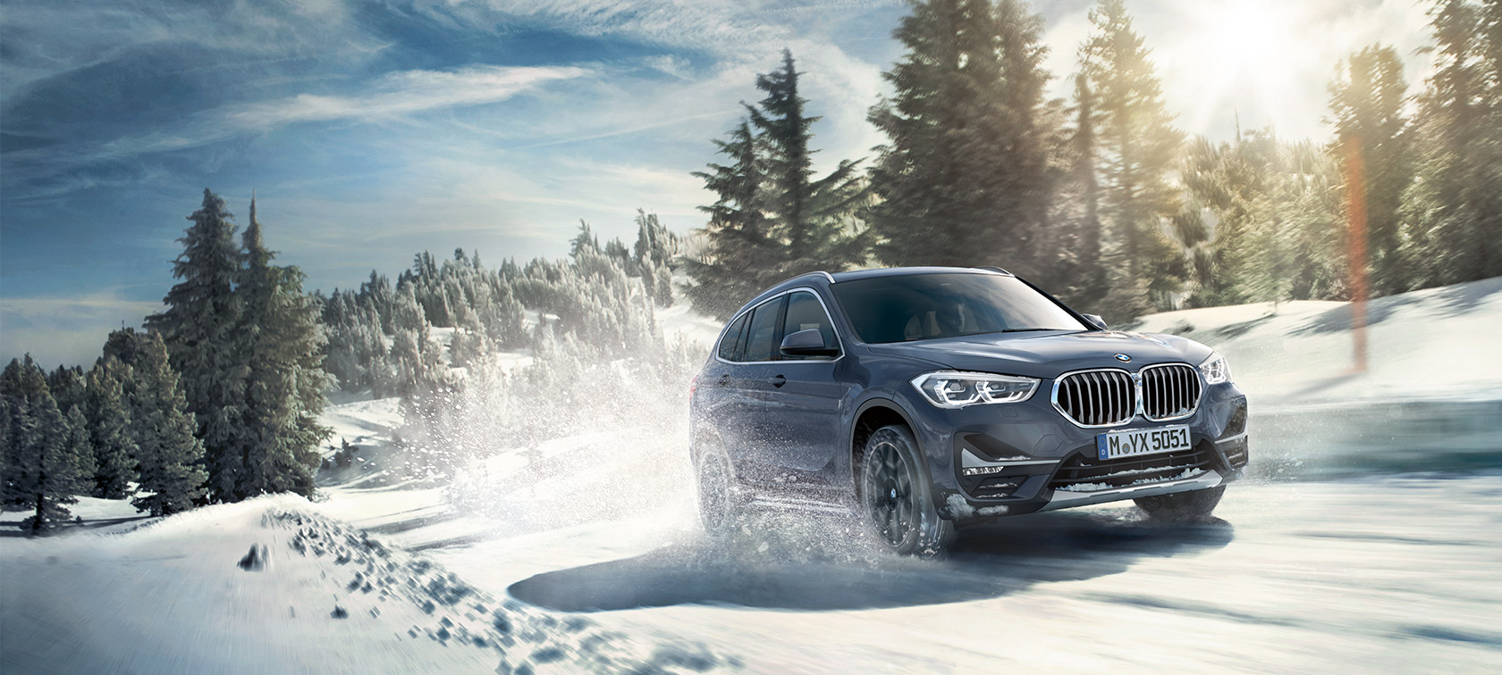 BMW X1 xDrive20i (F48) LCI BMW Individual metalizuotos pilkos Storm Bay spalvos, žiemos gamtovaizdžio fone važiuojančio automobilio vaizdas BMW X1 xDrive20i (F48) LCI BMW Individual metalizuotos pilkos Storm Bay spalvos, žiemos gamtovaizdžio fone važiuojančio automobilio vaizdas