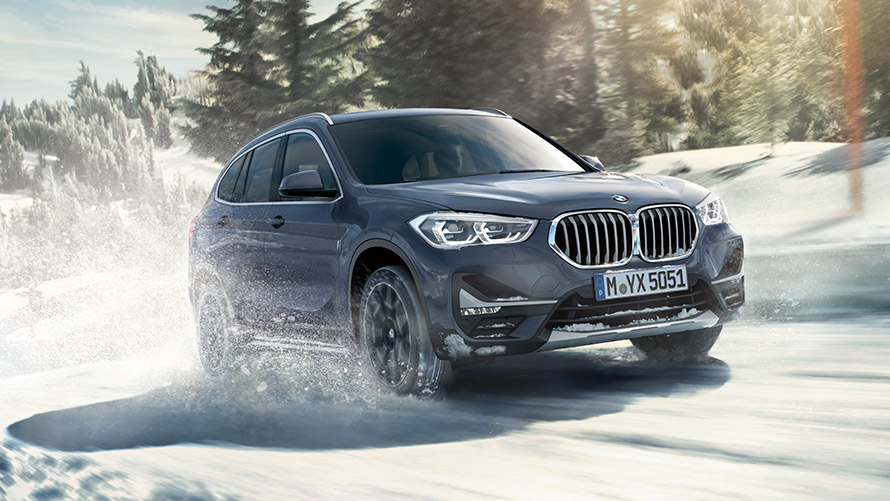 BMW X1 xDrive20i (F48) LCI BMW Individual metalizuotos pilkos Storm Bay spalvos, žiemos gamtovaizdžio fone važiuojančio automobilio vaizdas BMW X1 xDrive20i (F48) LCI BMW Individual metalizuotos pilkos Storm Bay spalvos, žiemos gamtovaizdžio fone važiuojančio automobilio vaizdas