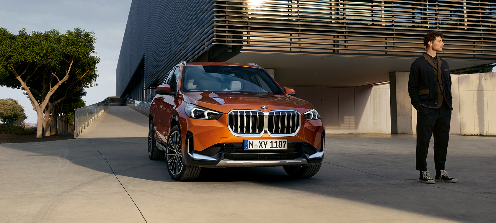 BMW X1 xDrive23i U11 ICE xLine Utah oranžinės metalizuotos spalvos eksterjero akcentai Eksterjeras BMW X1 xDrive23i U11 ICE xLine Utah oranžinės metalizuotos spalvos 20 colių BMW Individual lengvojo lydinio ratlankiai Multi-spoke 869 l