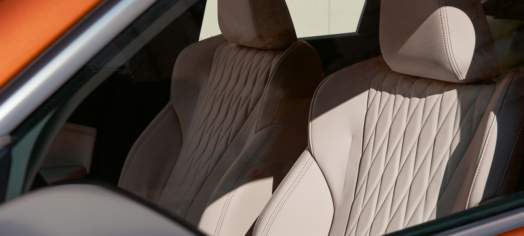 BMW X1 xDrive23i U11 ICE xLine Utah oranžinės metalizuotos spalvos interjero akcentai Interjeras BMW X1 xDrive23i U11 ICE xLine Utah oranžinės metalizuotos spalvos 20 colių BMW Individual lengvojo lydinio ratlankiai Multi-spoke 869 l