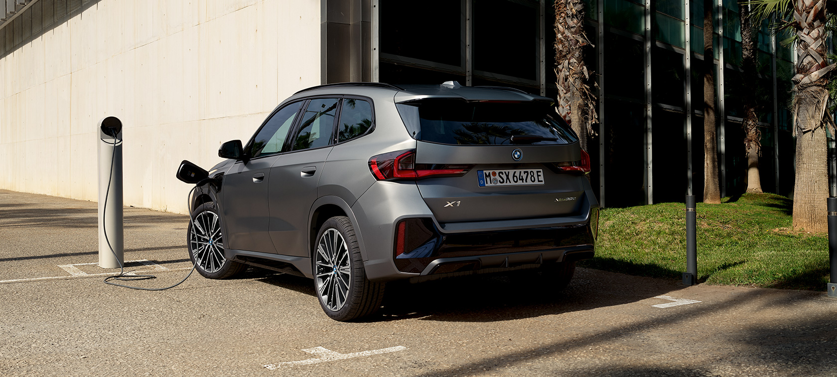 BMW X1 U11 PHEV pilkos Frozen Pure Grey metalizuotos spalvos įkrovimas BMW X1 U11 PHEV pilkos Frozen Pure Grey metalizuotos spalvos įkrovimas akcentai