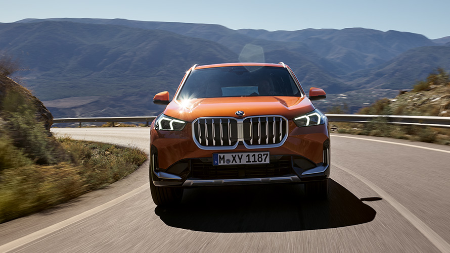 Pagalbos vairuotojui sistema, BMW X1 U11 ICE xLine 2022 BMW X1 U11 ICE 2022 xLine Utah oranžinės metalizuotos spalvos pagalbos vairuotojui sistema saugumas