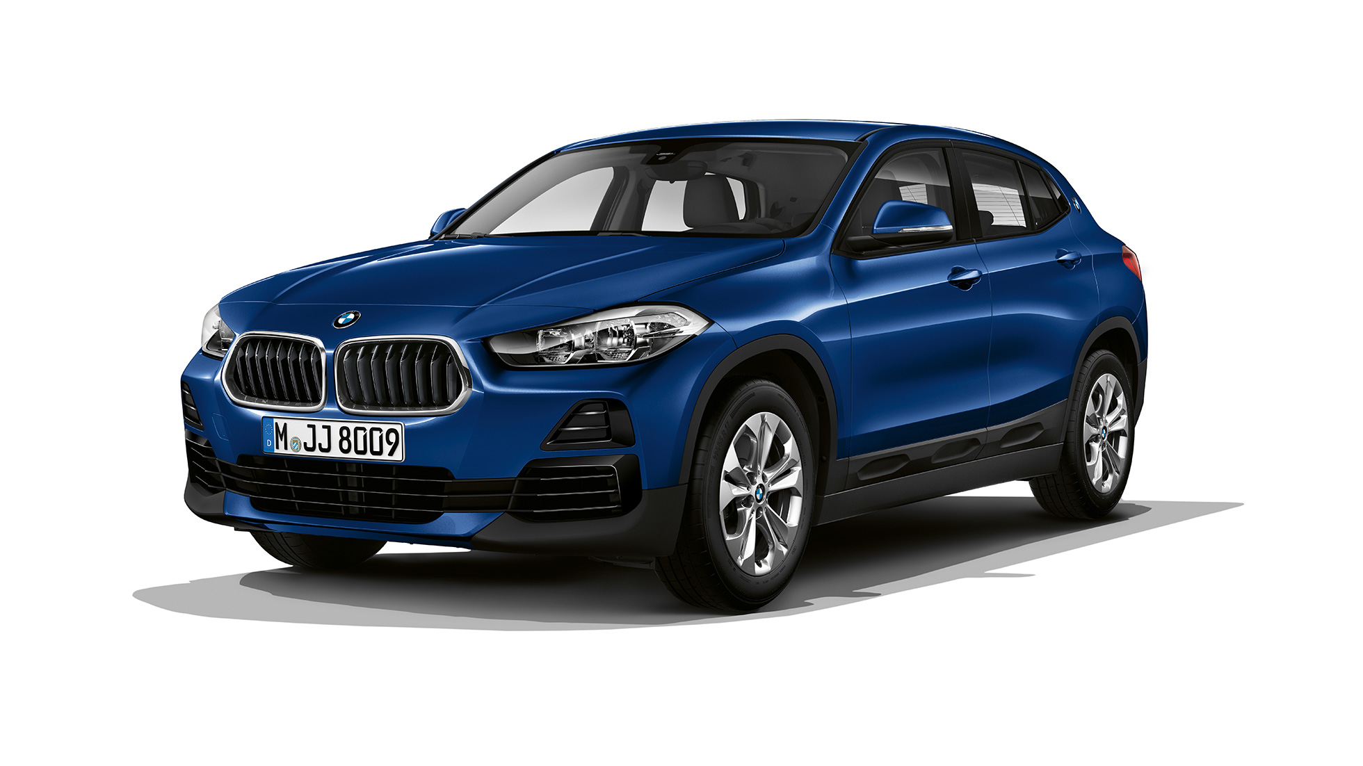 BMW X2 sDrive20i modelio Advantage trijų ketvirčių vaizdas iš priekio BMW X2 sDrive20i modelio Advantage 2018 F39 Mediterranean Blue mėlyno metaliko spalvos, trijų ketvirčių vaizdas iš priekio