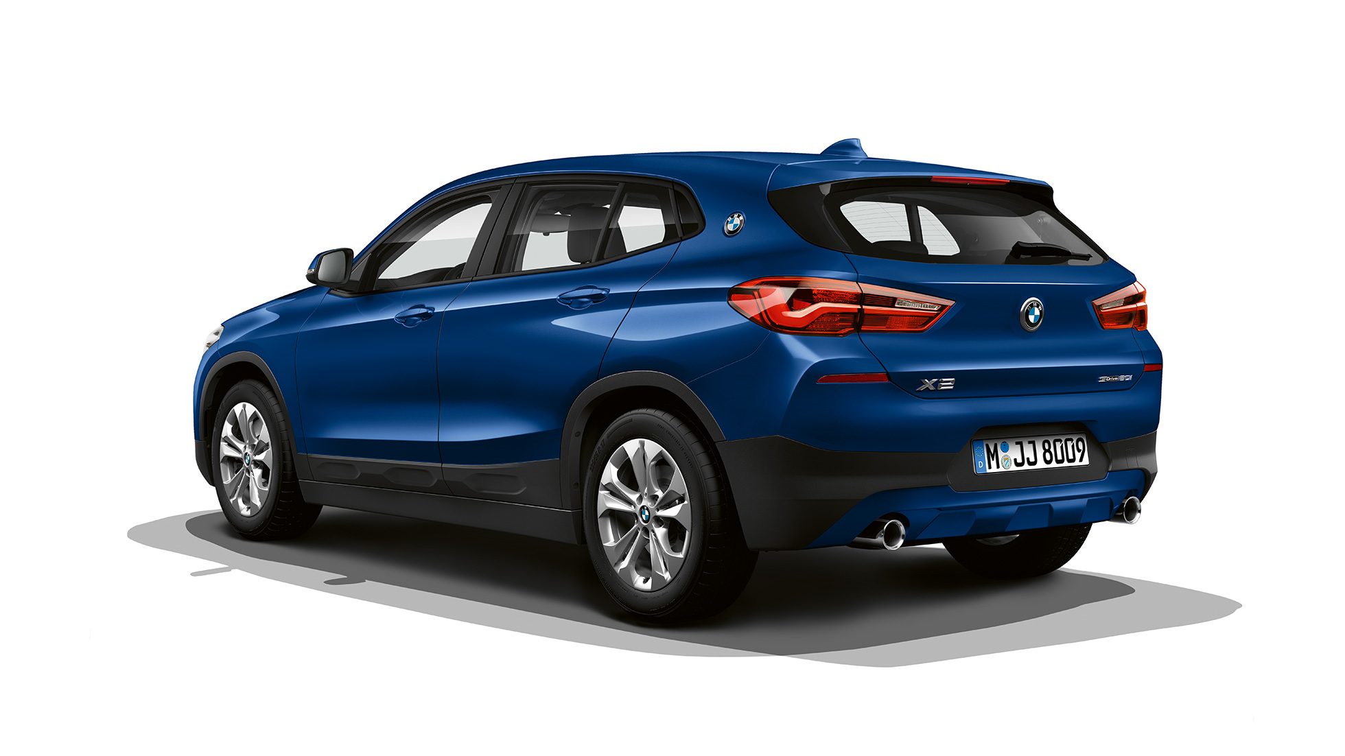 BMW X2 sDrive20i modelio Advantage trijų ketvirčių vaizdas iš galo BMW X2 sDrive20i modelio Advantage 2018 F39 Mediterranean Blue mėlyno metaliko spalvos, trijų ketvirčių vaizdas iš galo