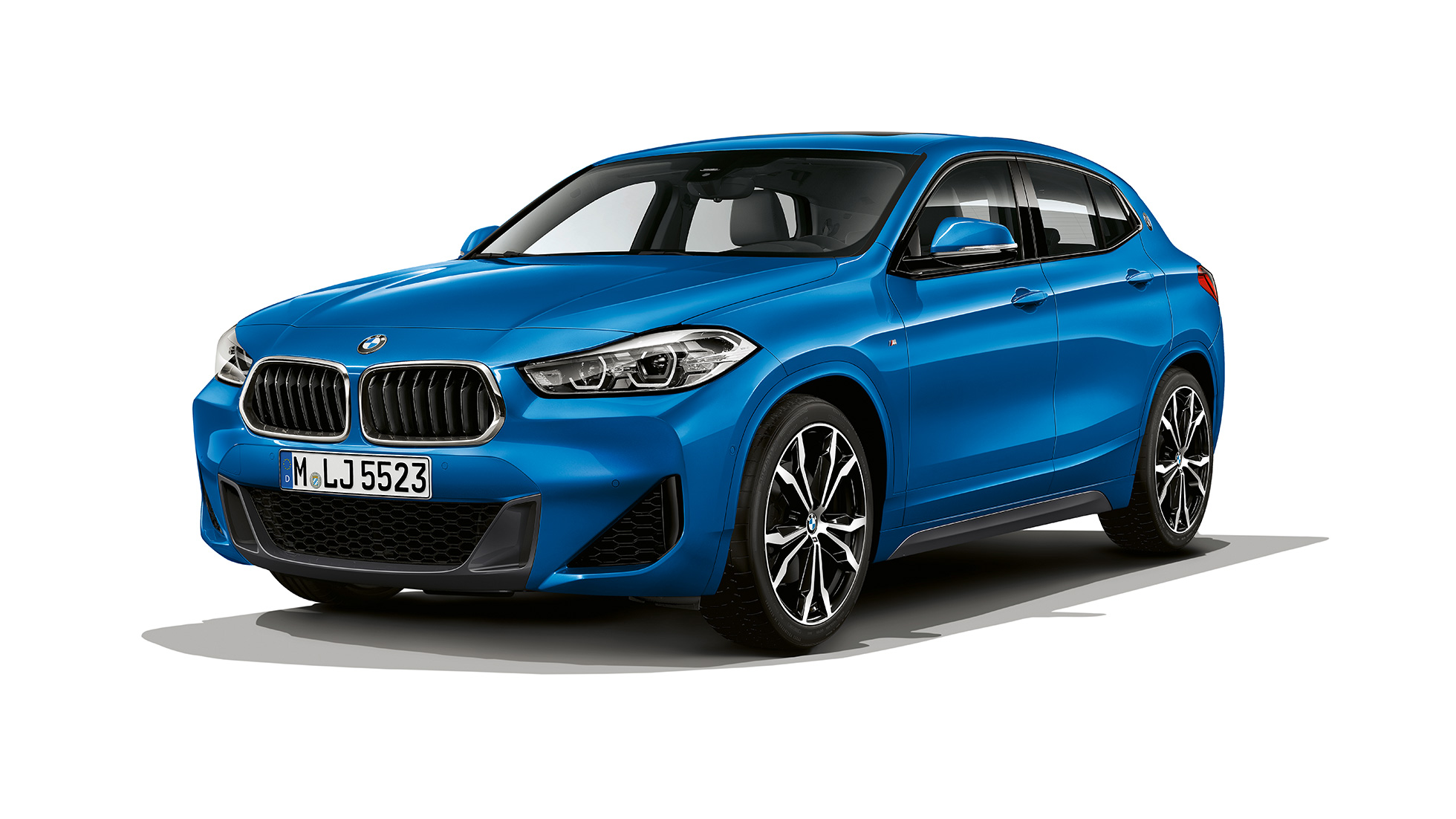 BMW X2 sDrive20i modelio M Sport trijų ketvirčių vaizdas iš priekio BMW X2 sDrive20i modelio M Sport 2018 F39 Misano Blue mėlyno metaliko spalvos trijų ketvirčių vaizdas iš šono
