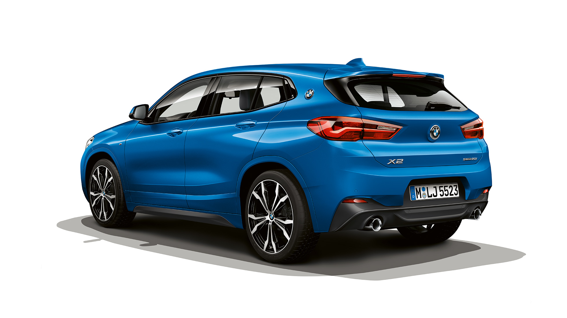 BMW X2 sDrive20i modelio M Sport trijų ketvirčių vaizdas iš šono BMW X2 sDrive20i modelio M Sport 2018 F39 Misano Blue mėlyno metaliko spalvos trijų ketvirčių vaizdas iš šono