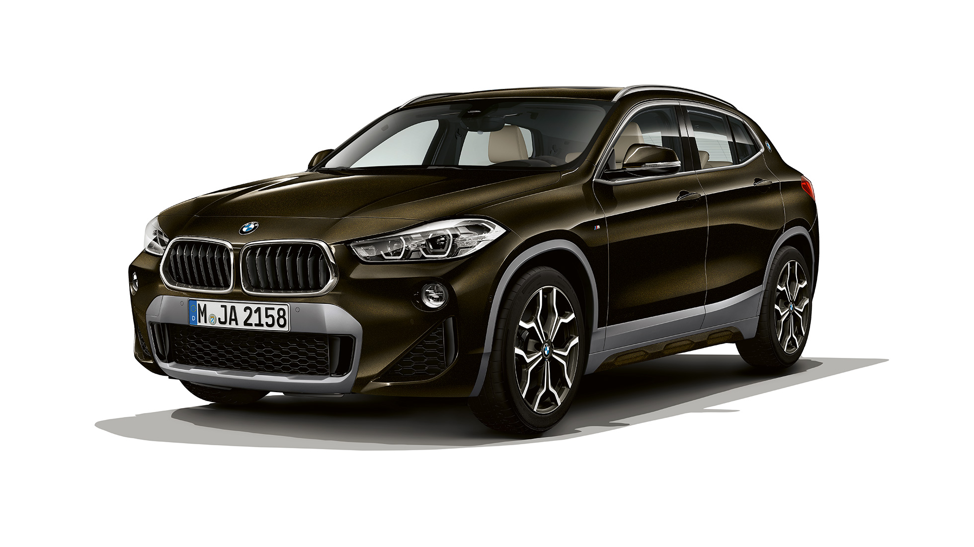 BMW X2 sDrive20i modelio M Sport X trijų ketvirčių vaizdas iš priekio BMW X2 sDrive20i modelio M Sport X 2018 F39 Sparkling Storm brilliant effect spalvos trijų ketvirčių vaizdas iš priekio