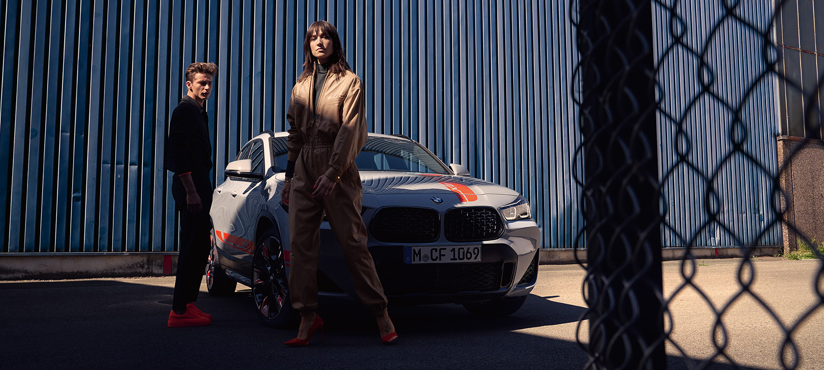 BMW X2 F39 vaizdas iš šono BMW X2 2018 F39 Galvanic Gold metaliko spalvos vaizdas iš šono