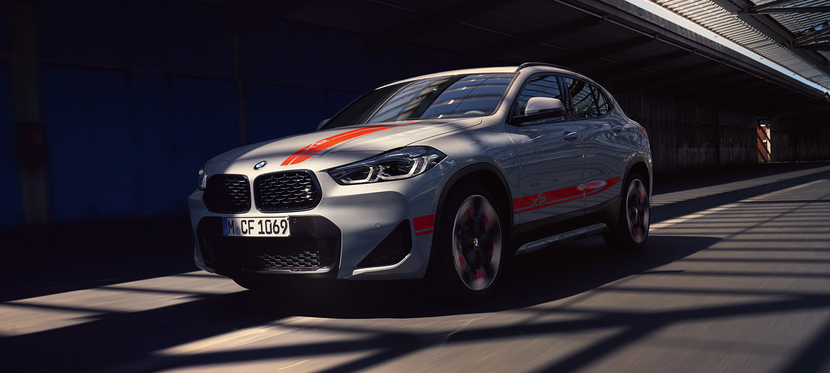 BMW X2 F39 vaizdas iš galo BMW X2 F39 Galvanic Gold metaliko spalvos vaizdas iš galo