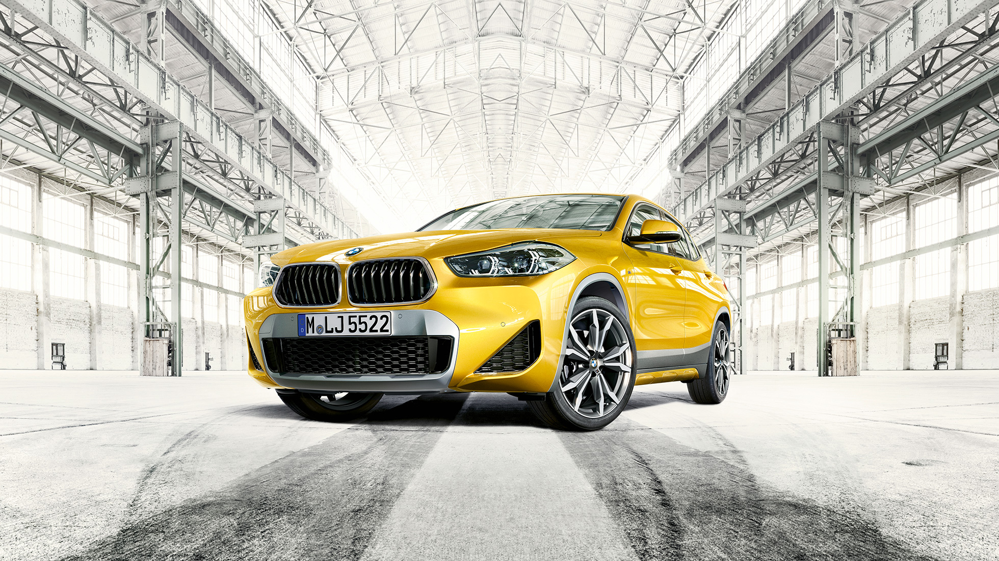 BMW X2 F39 trijų ketvirčių vaizdas iš priekio BMW X2 2018 F39 Galvanic Gold metaliko spalvos trijų ketvirčių vaizdas iš priekio