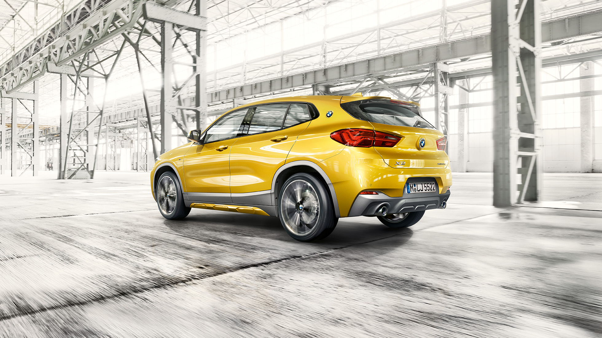 BMW X2 F39 trijų ketvirčių vaizdas iš šono BMW X2 2018 F39 Galvanic Gold metaliko spalvos trijų ketvirčių vaizdas iš šono
