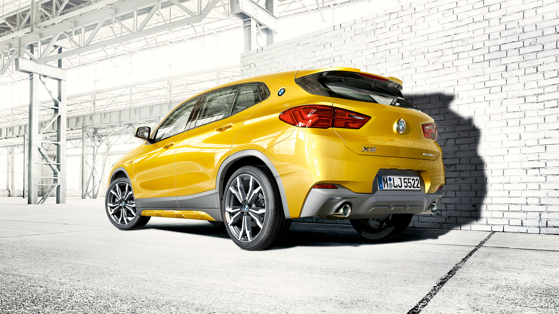 BMW X2 F39 vaizdas iš galo BMW X2 2018 F39 Galvanic Gold metaliko spalvos vaizdas iš galo
