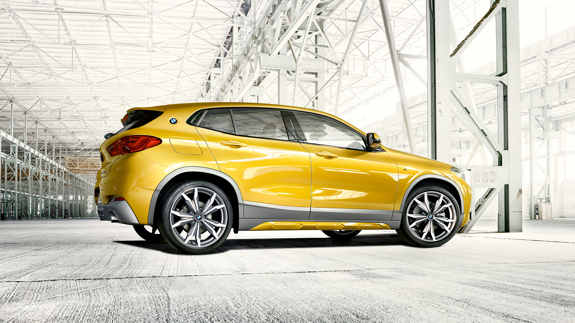 BMW X2 F39 vaizdas iš šono BMW X2 2018 F39 Galvanic Gold metaliko spalvos vaizdas iš šono