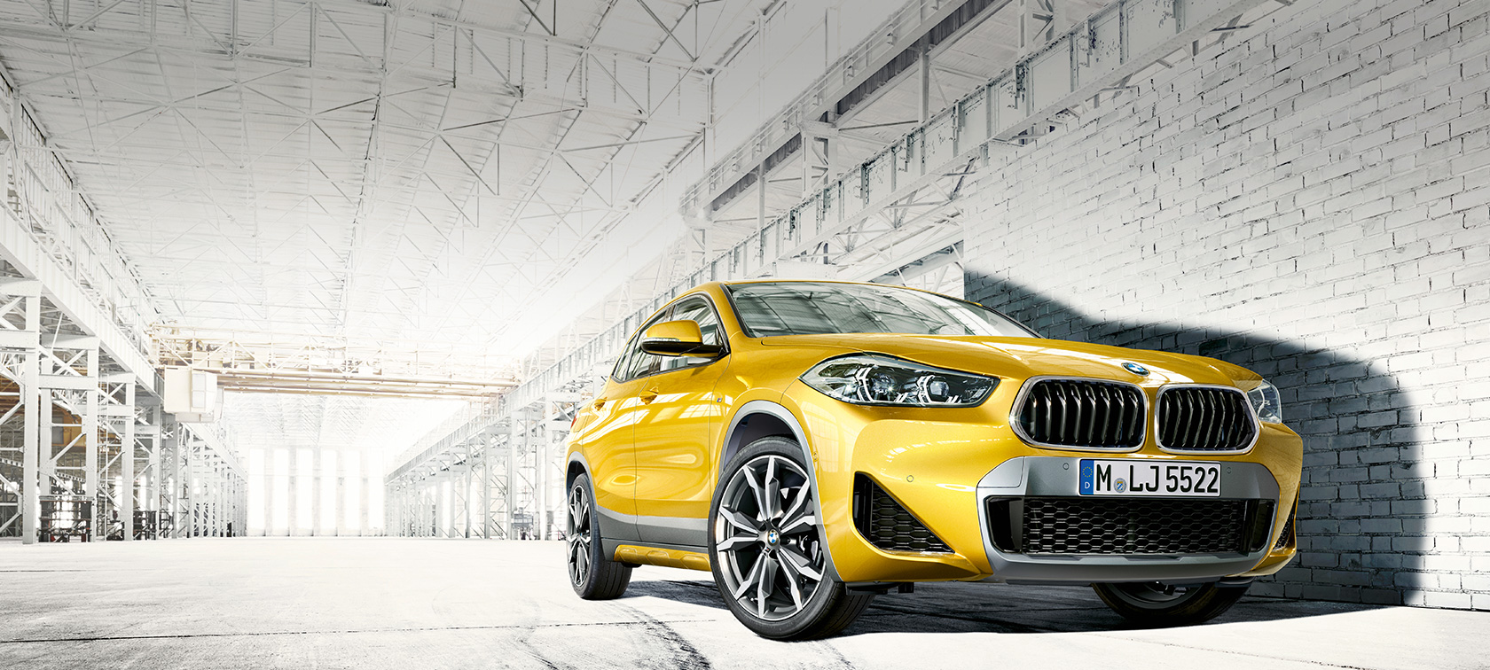 Vaizdas iš priekio BMW X2 (F39) 2020 pilkos<i> Brooklyn Grey</i> spalvos