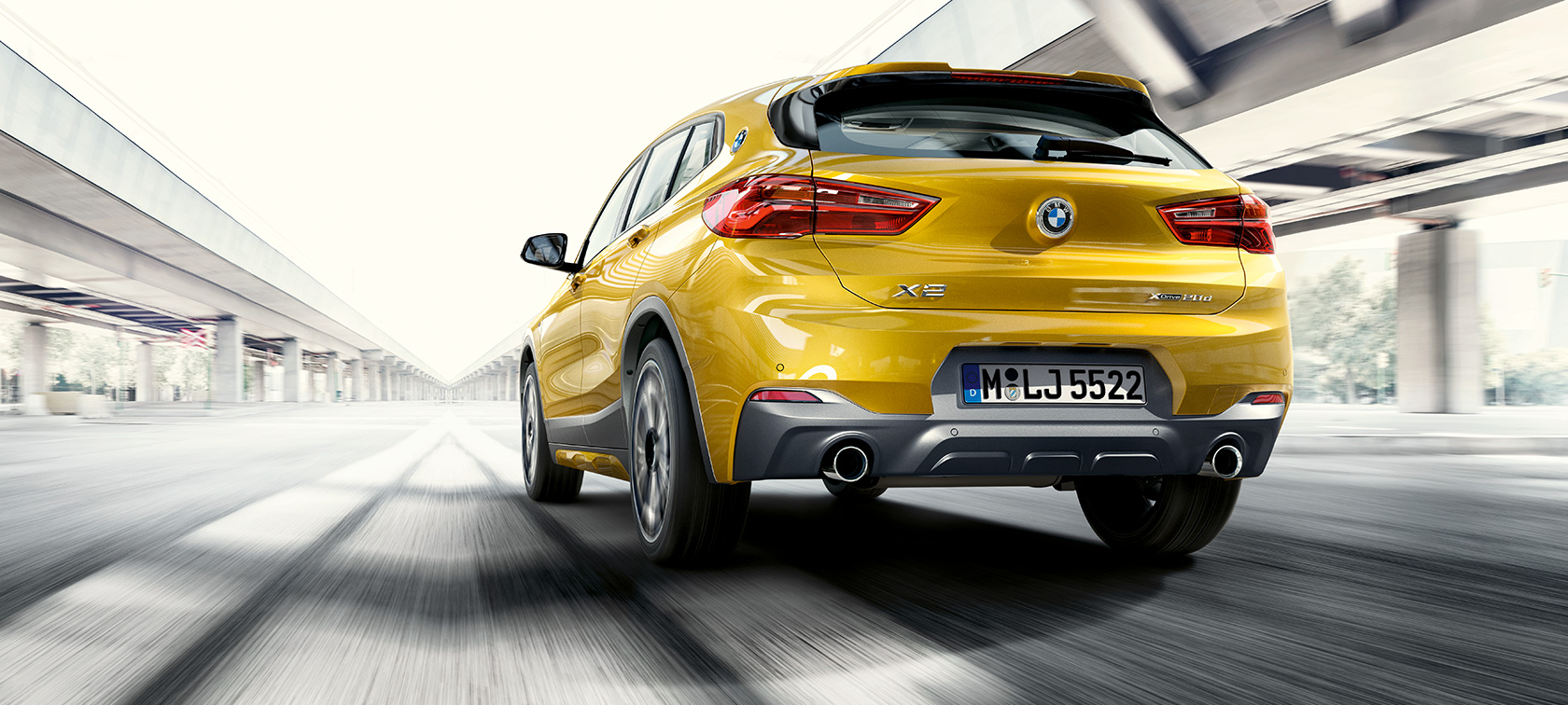 BMW X2 F39 vaizdas iš galo BMW X2 F39 Galvanic Gold metaliko spalvos vaizdas iš galo