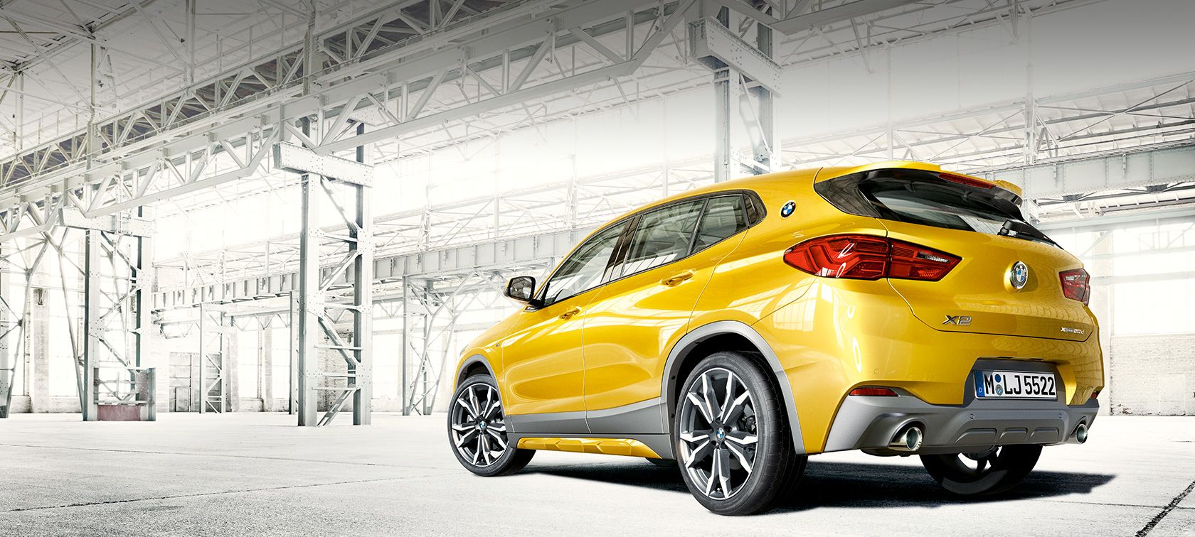BMW X2 F39 trijų ketvirčių vaizdas iš šono BMW X2 2018 F39 Galvanic Gold metaliko spalvos trijų ketvirčių vaizdas iš šono