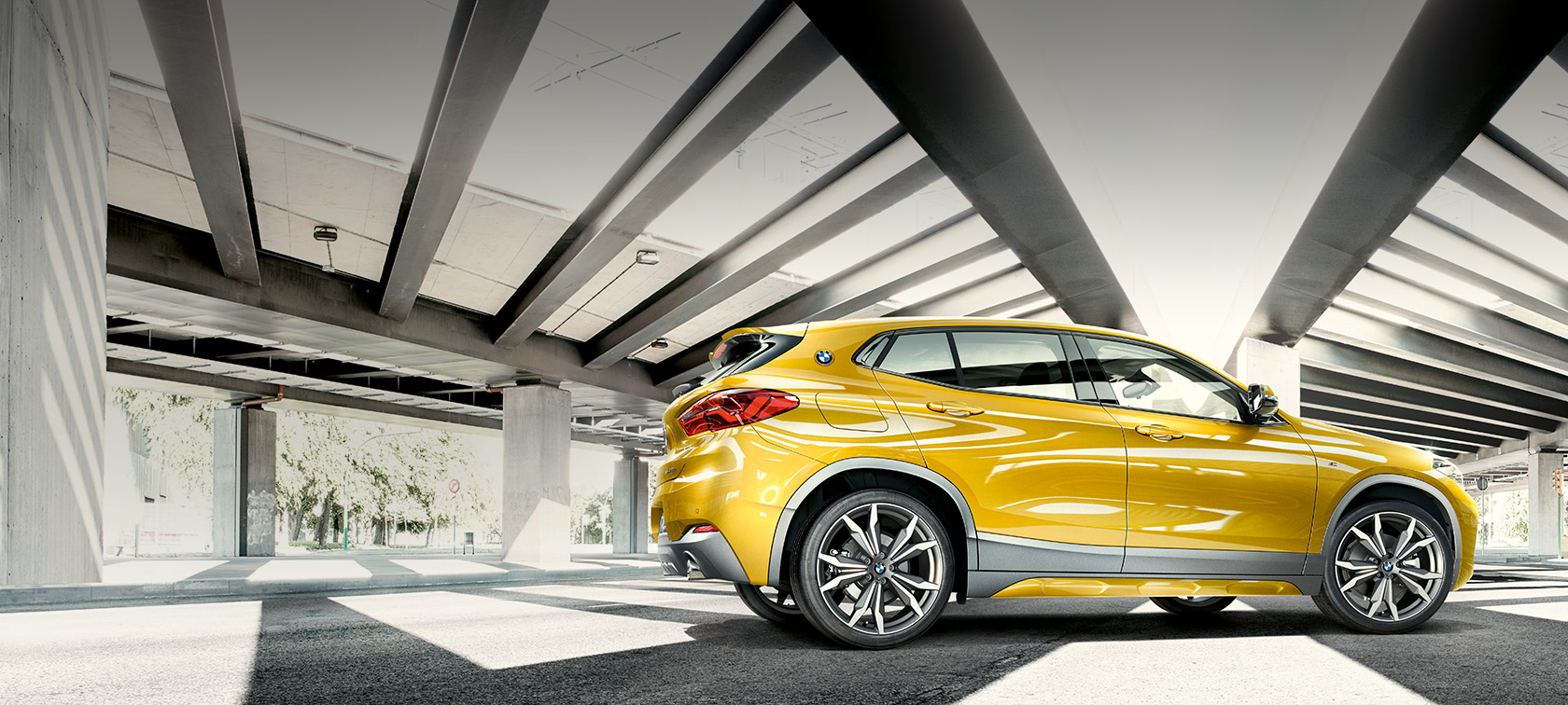 BMW X2 F39 vaizdas iš šono BMW X2 2018 F39 Galvanic Gold metaliko spalvos vaizdas iš šono