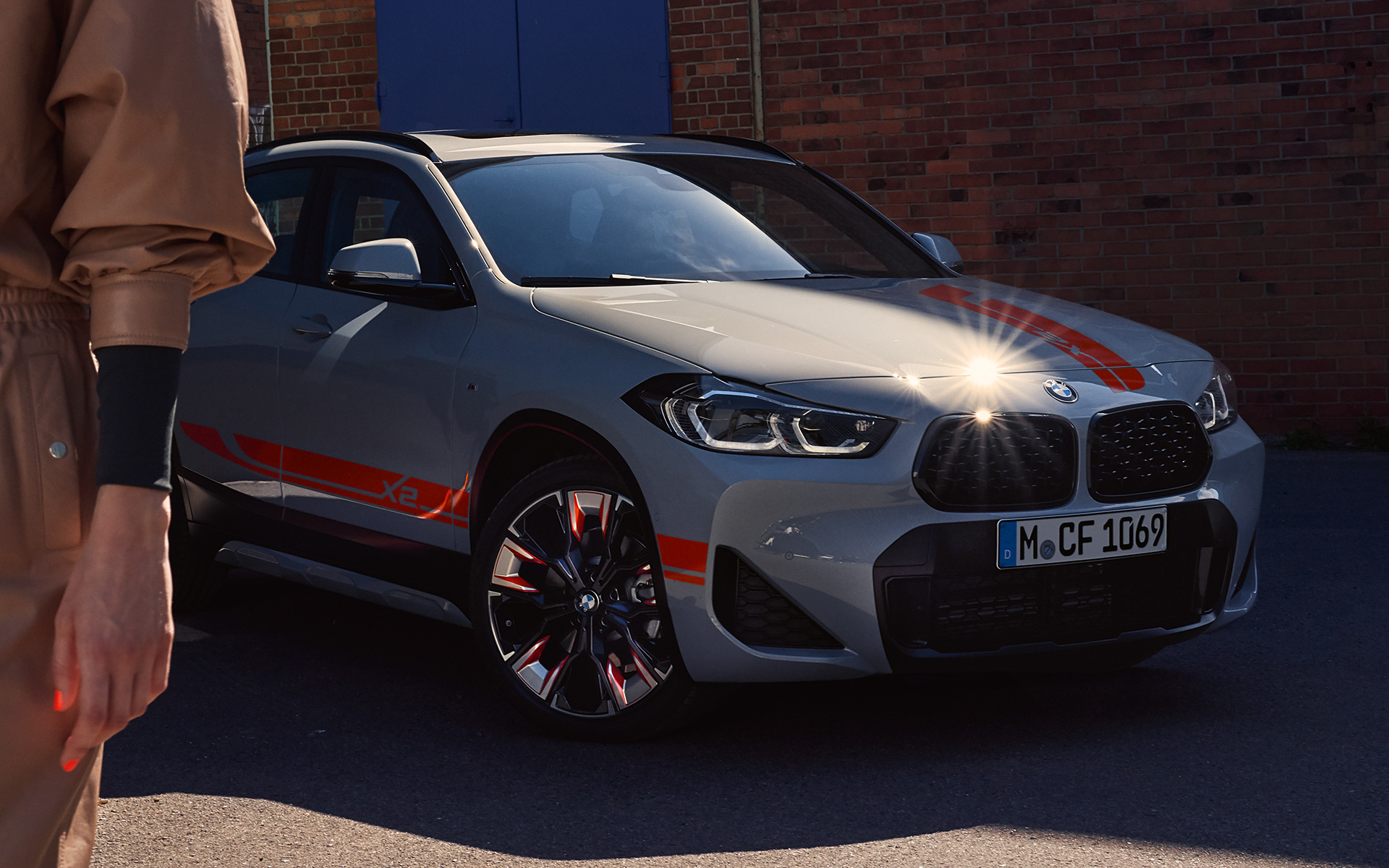 BMW X2 (F39) 2020 pilkos Brooklyn Grey spalvos, trijų ketvirčių vaizdas iš priekio su dvigubomis grotelėmis