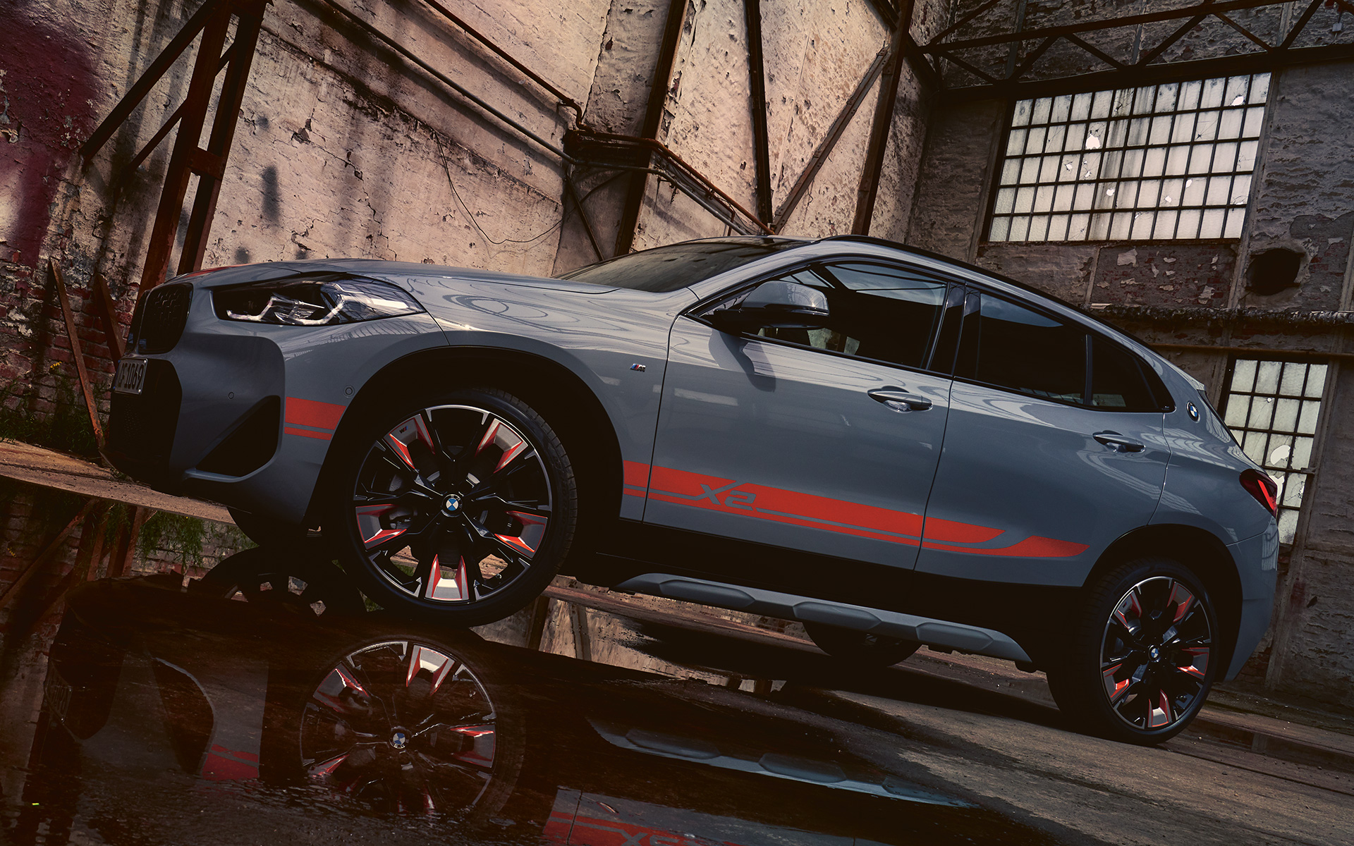 BMW X2 (F39) 2020 pilkos Brooklyn Grey spalvos, vaizdas iš šono