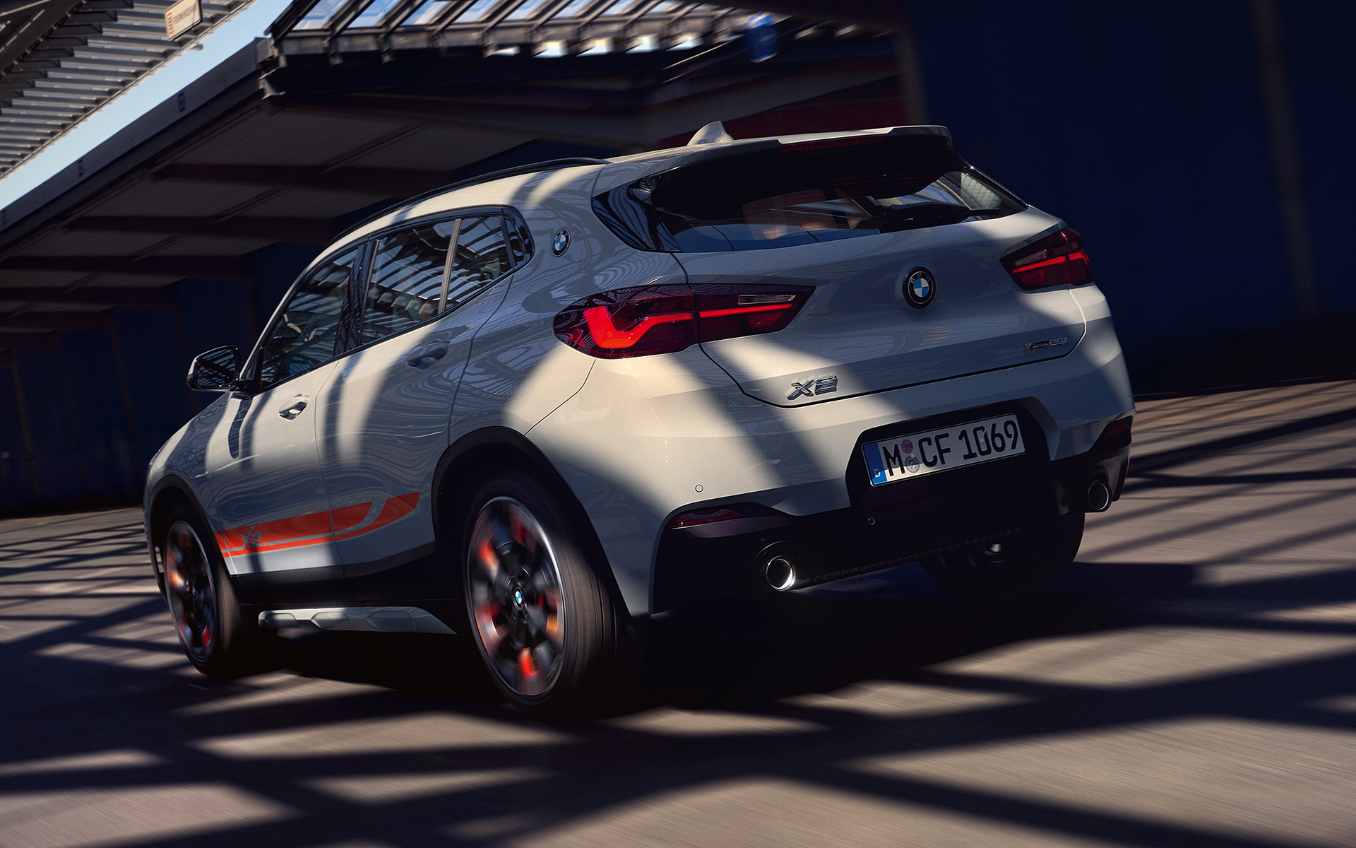 BMW X2 (F39) 2020 pilkos Brooklyn Grey spalvos, trijų ketvirčių vaizdas iš galo