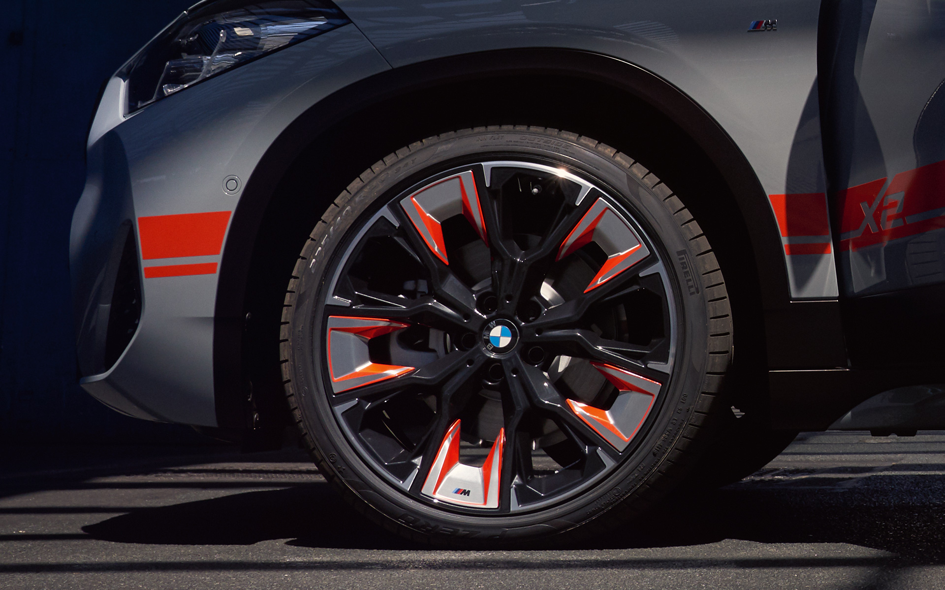 BMW X2 (F39) 2020, pilkos Brooklyn Grey spalvos, lengvojo lydinio ratlankiai