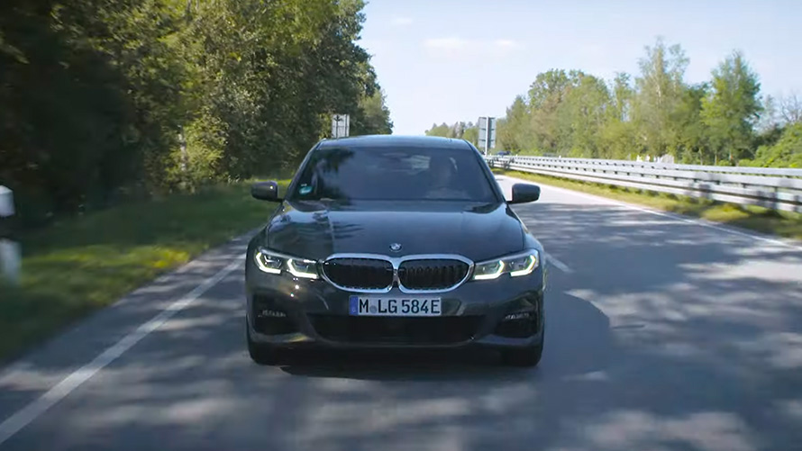 BMW (G20) gatve važiuojantis BMW įkraunamas hibridas Važiuojančio gatve įkraunamo hibridinio BMW (G20) vaizdas iš priekio
