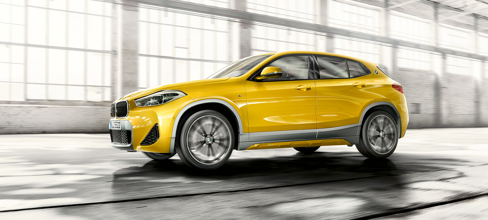 Vaizdas iš šono, BMW X2 (F39) Vaizdas iš šono, BMW X2 (F39) 2020 pilkos Brooklyn Grey spalvos, keliu važiuojantis automobilis