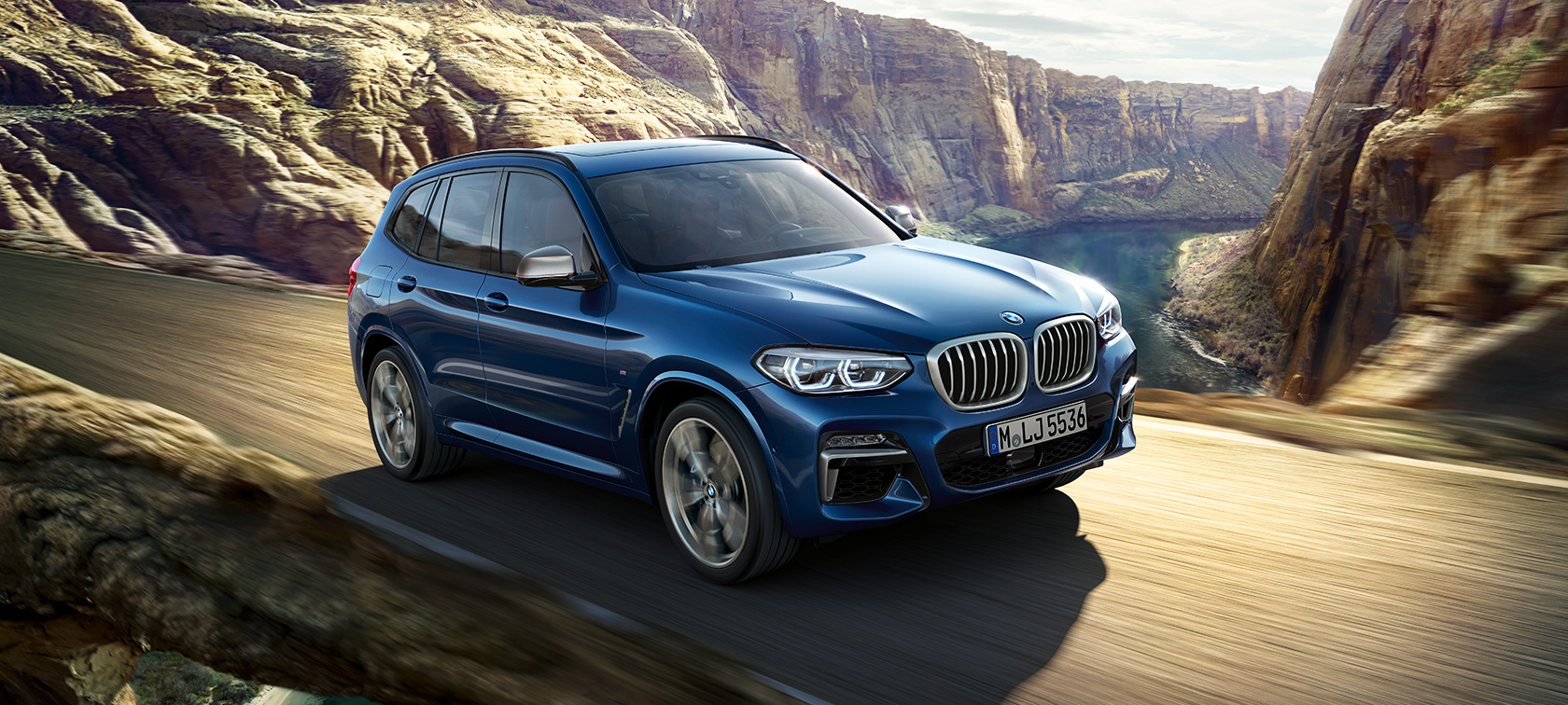 BMW X3 M40i, važiuojančio automobilio vaizdas kanjono fone BMW X3 M40i, važiuojančio automobilio vaizdas kanjono fone